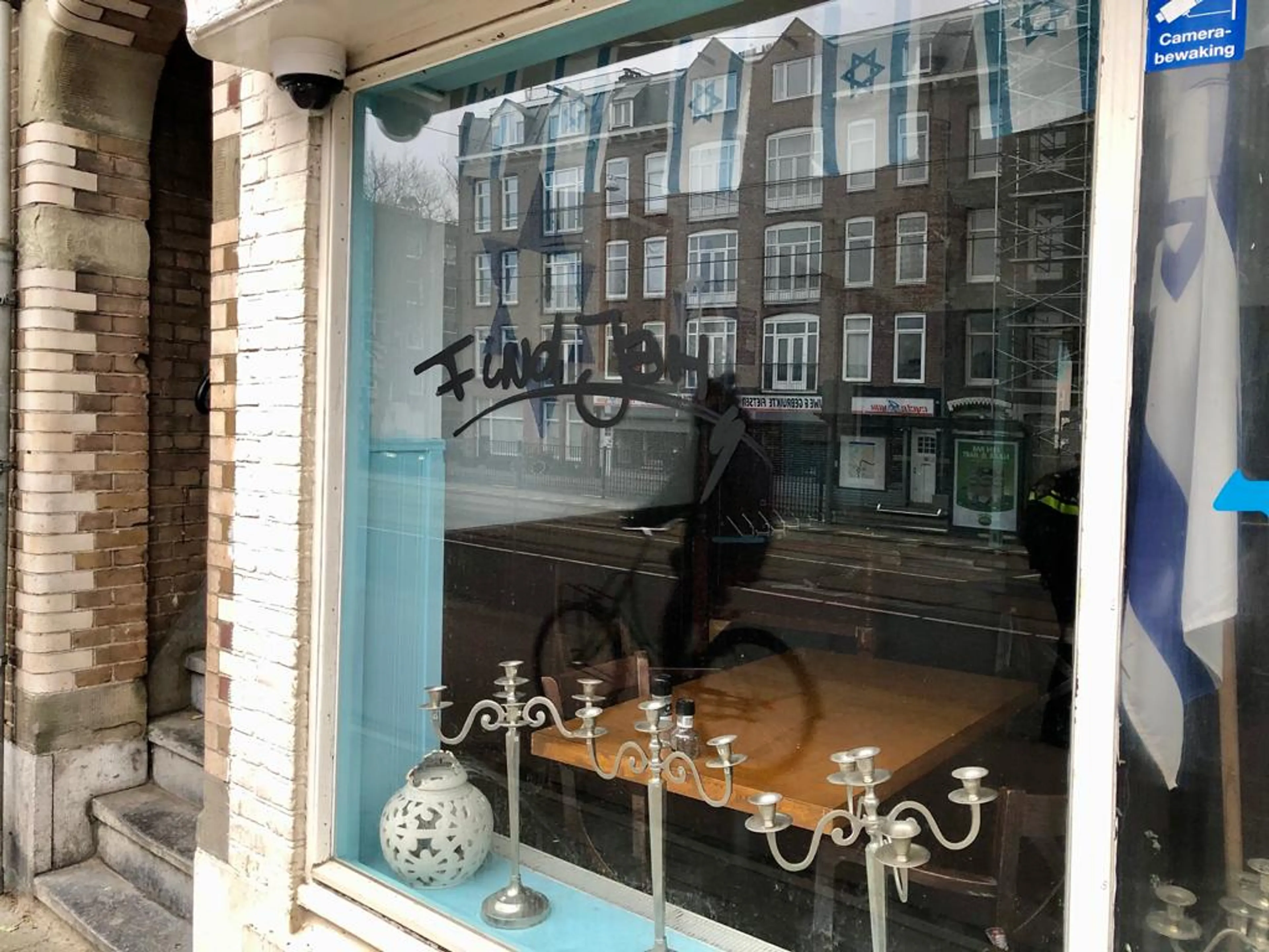 Joods restaurant HaCarmel in Amsterdam opnieuw beklad: 'Ik ben de tel kwijt'