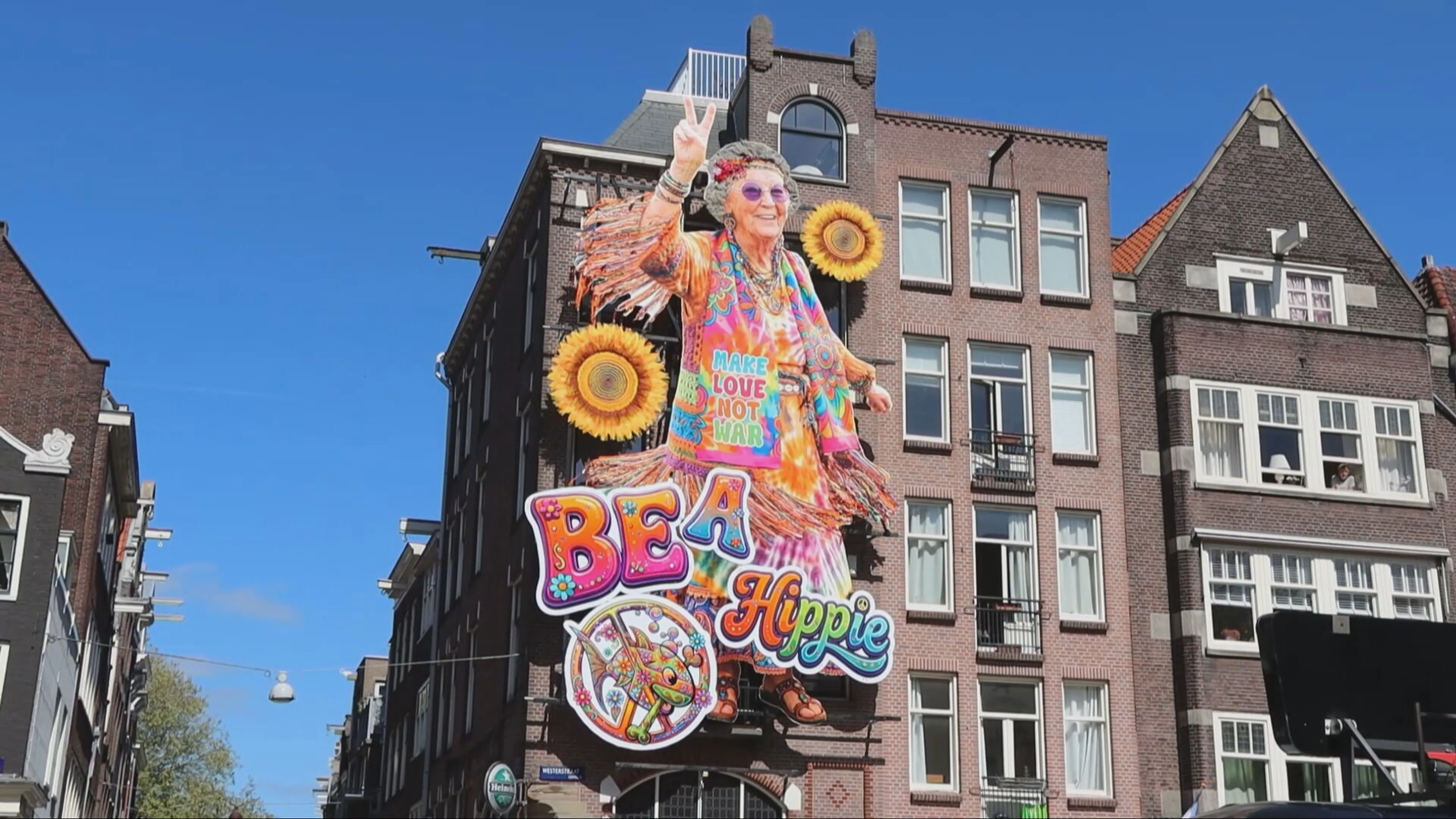 Beatrix als hippie op gevel Jordanees café: ‘Make love, not war’