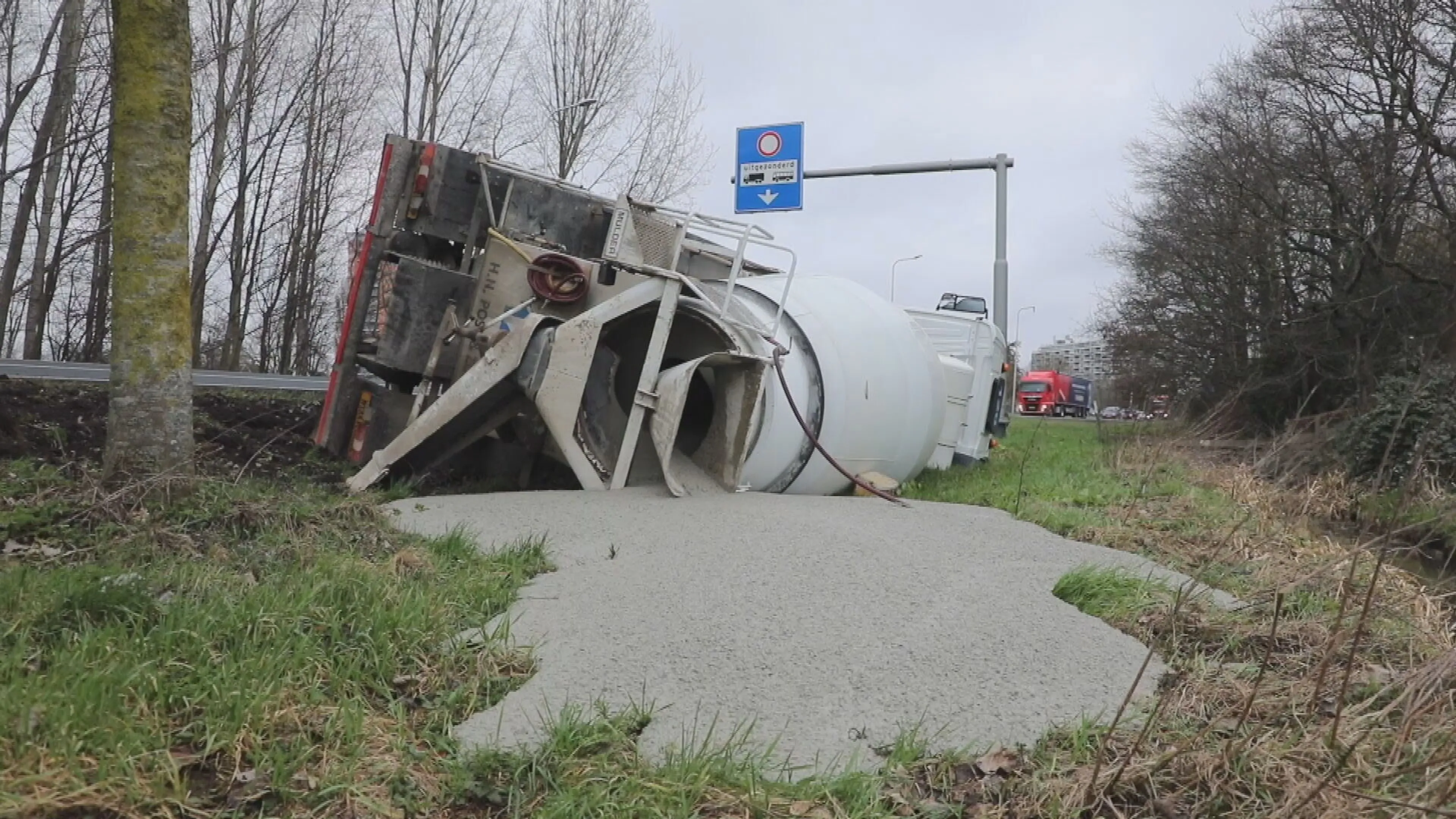 Betonwagen kantelt bij Leiden en stroomt leeg in berm