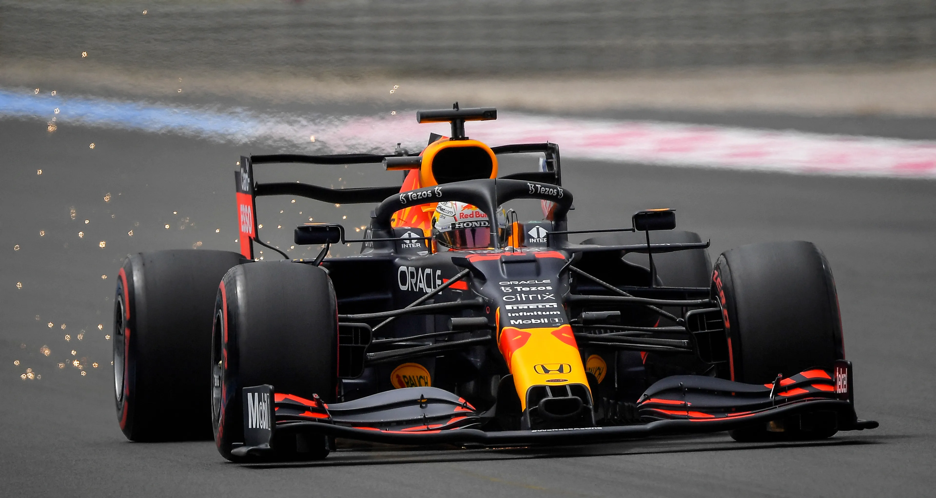 Max Verstappen pakt pole position voor Grote Prijs van Frankrijk