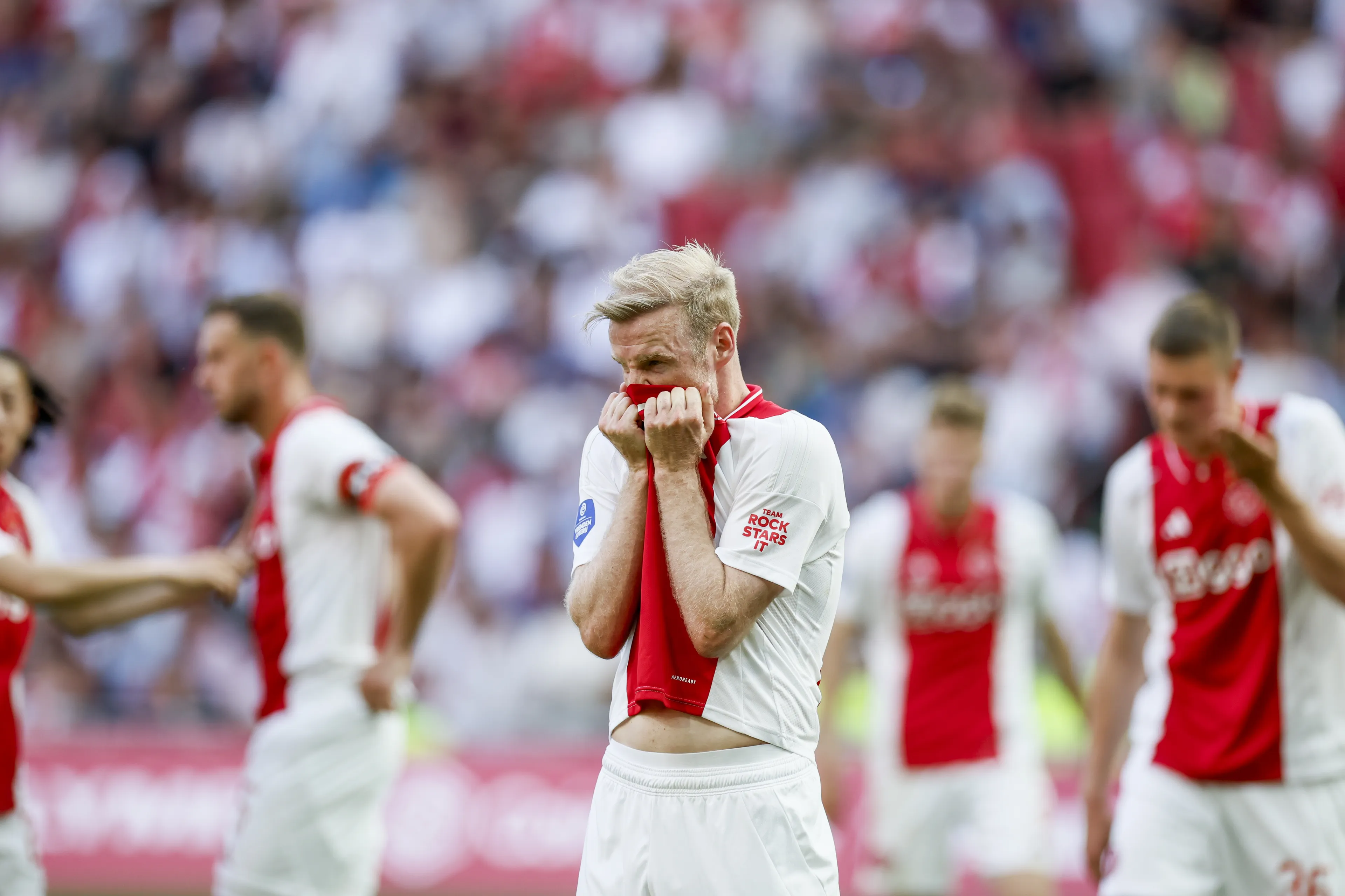 Historisch verlies Ajax van NEC, titelstrijd weer helemaal open