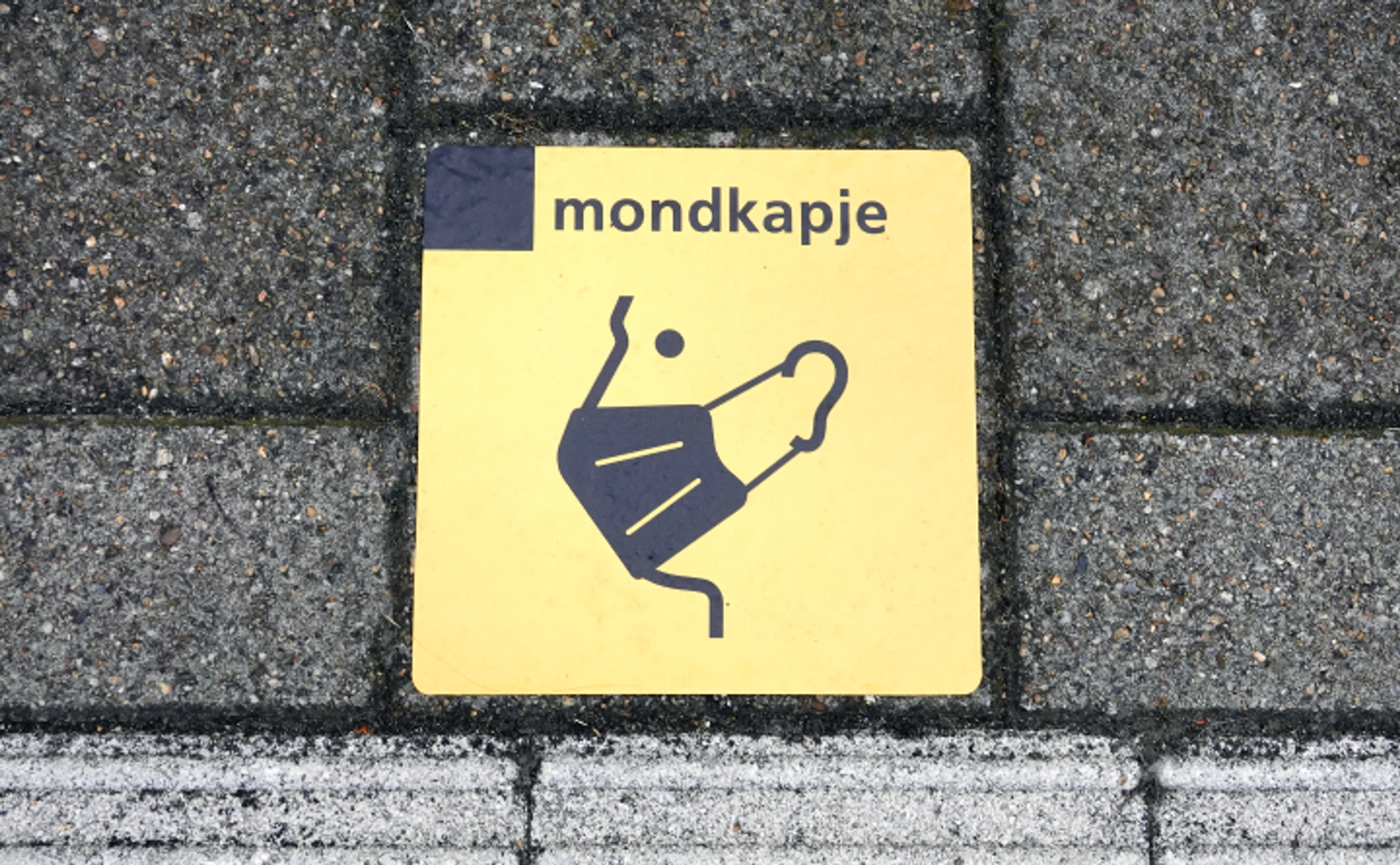 Erg lullig: er zit een piemel verstopt in dit symbool voor een mondkapje