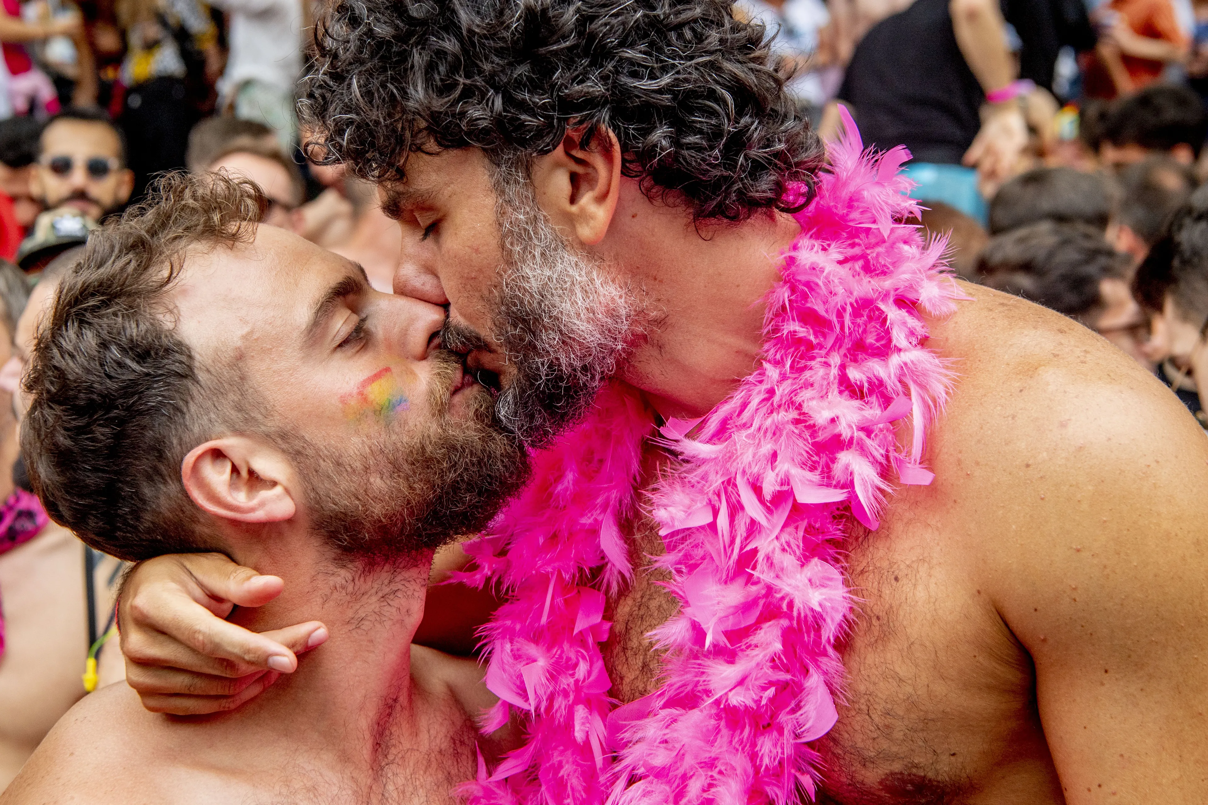 Homoseksualiteit wordt door minder dan de helft van Amsterdamse jongeren geaccepteerd