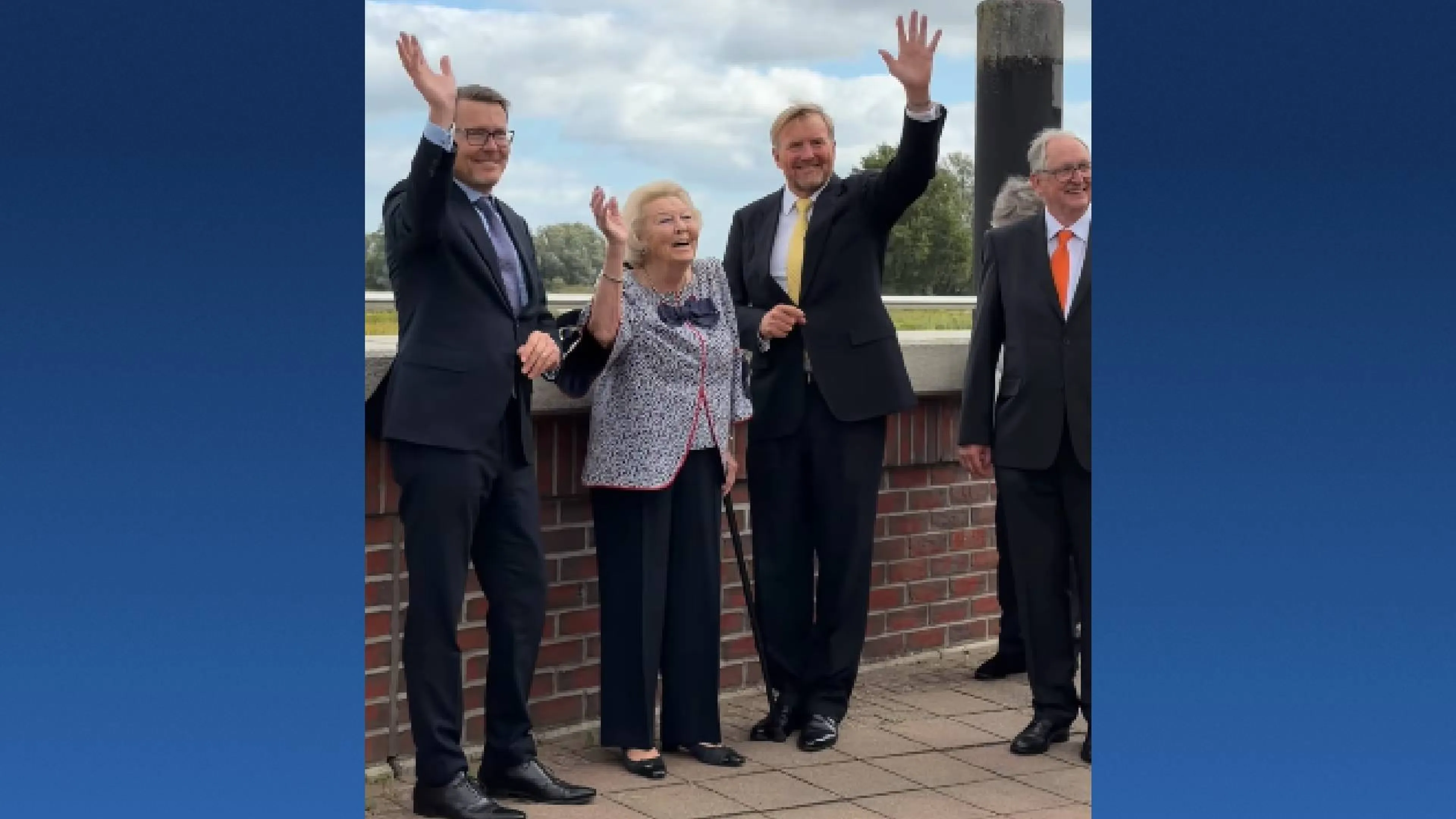 Willem-Alexander en Beatrix bezoeken geboorteplaats prins Claus