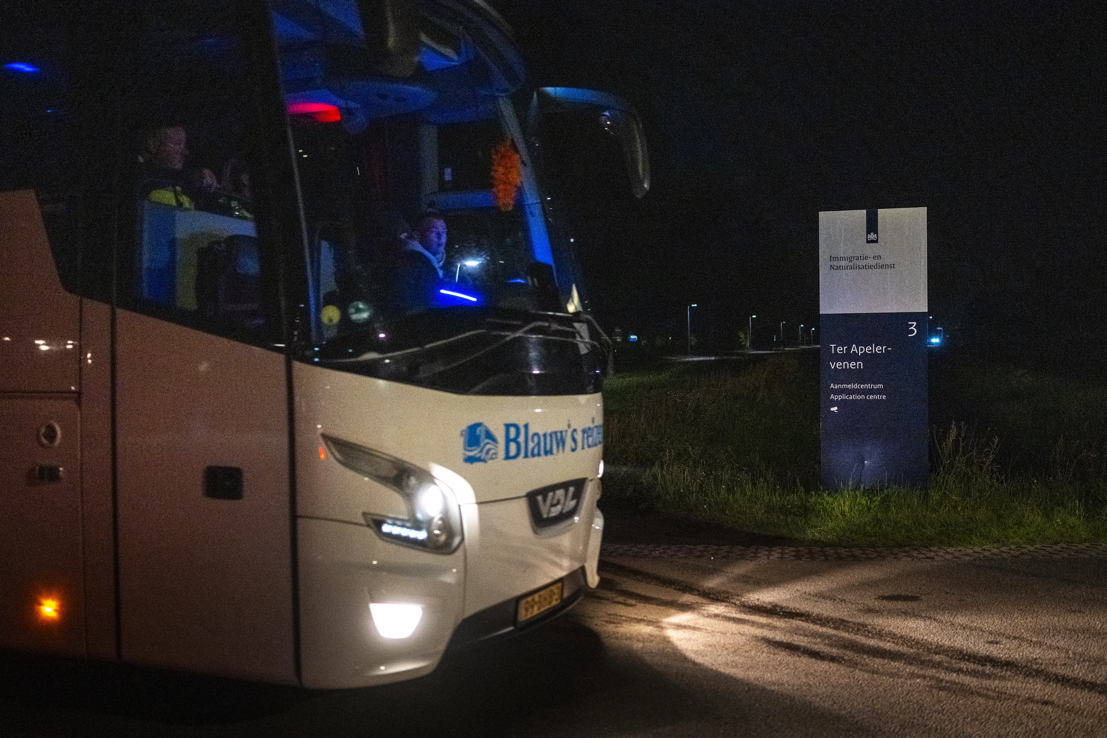 Asielzoekers missen bus naar nachtopvang en slapen buiten bij Ter Apel