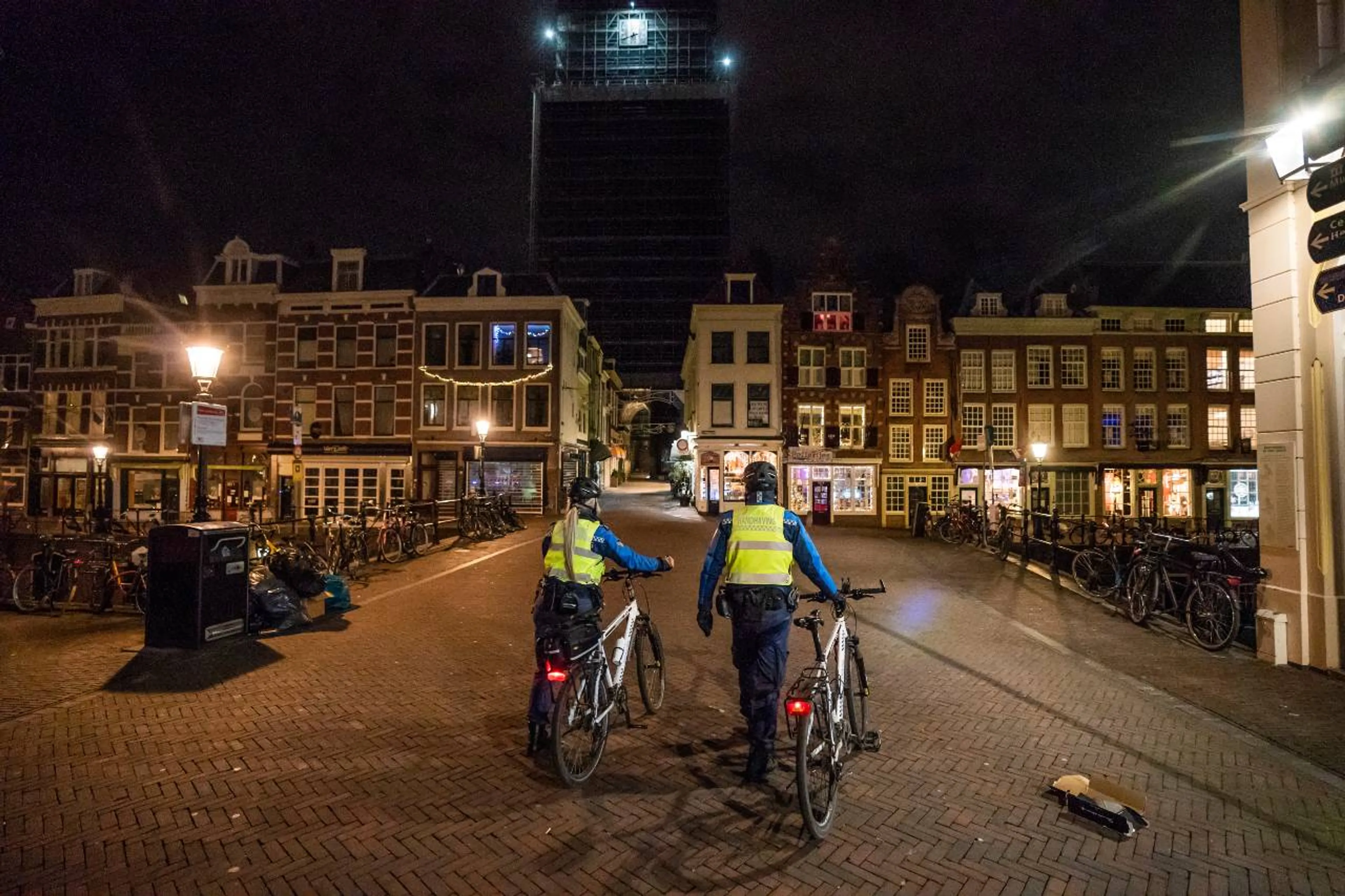 Eerste avondklok sinds de oorlog: vanaf nu moet Nederland binnenblijven
