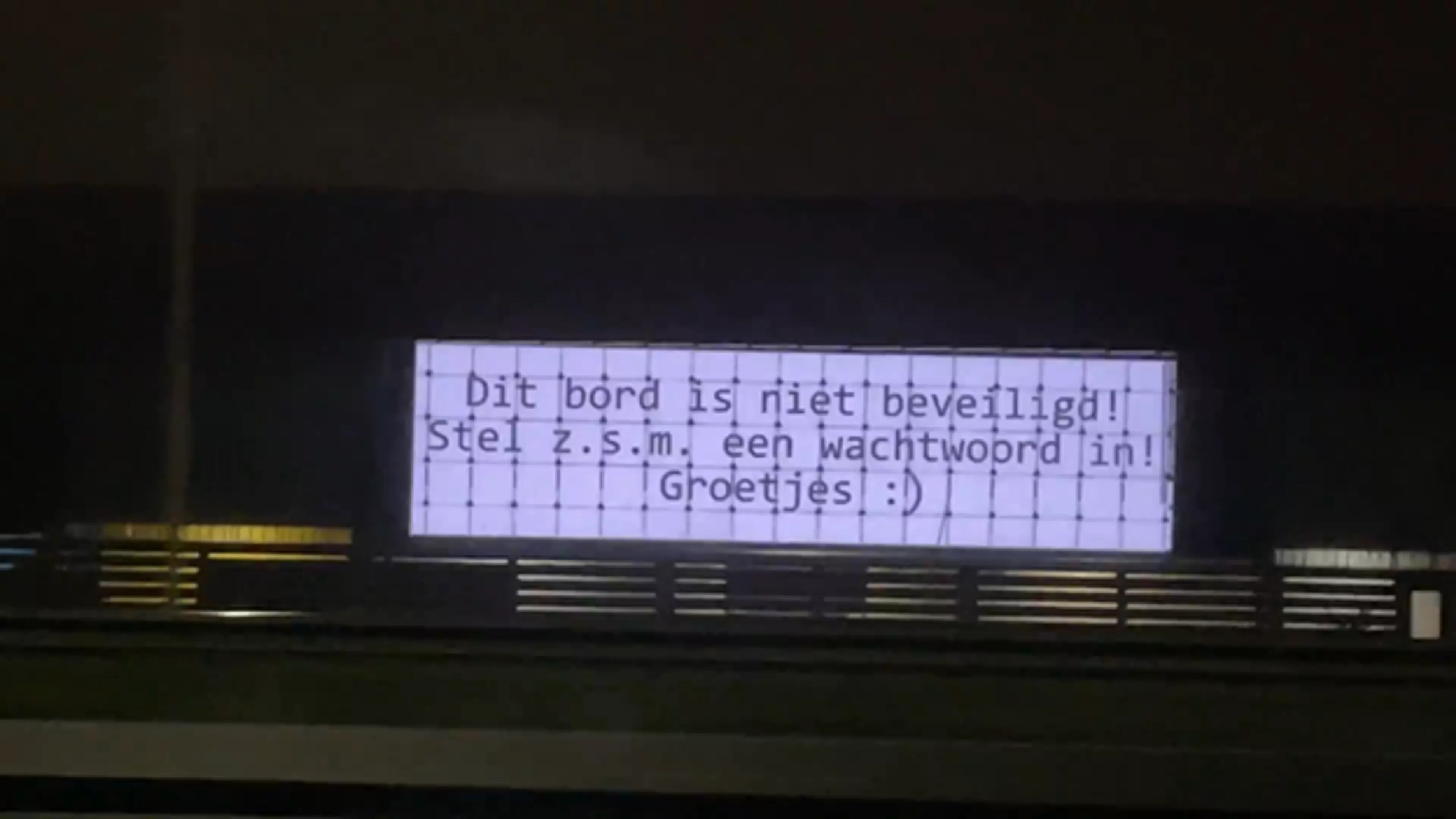 Cas hackte elektronische borden langs A2 en zette eigen tekst erop
