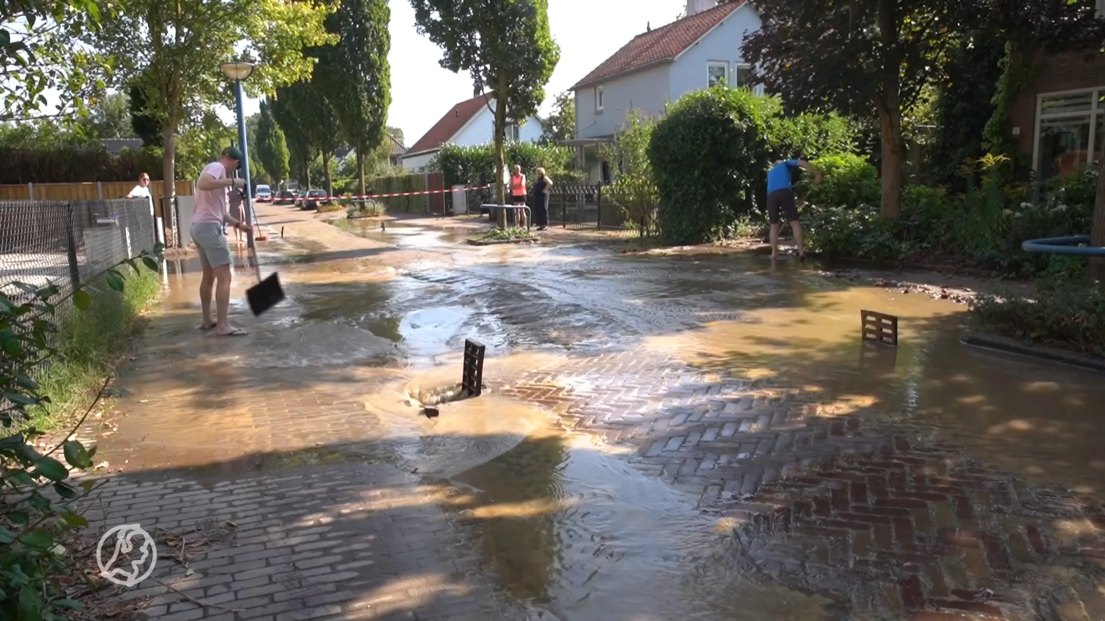 Weer waterleidingbreuk in Schalkhaar, straat staat blank