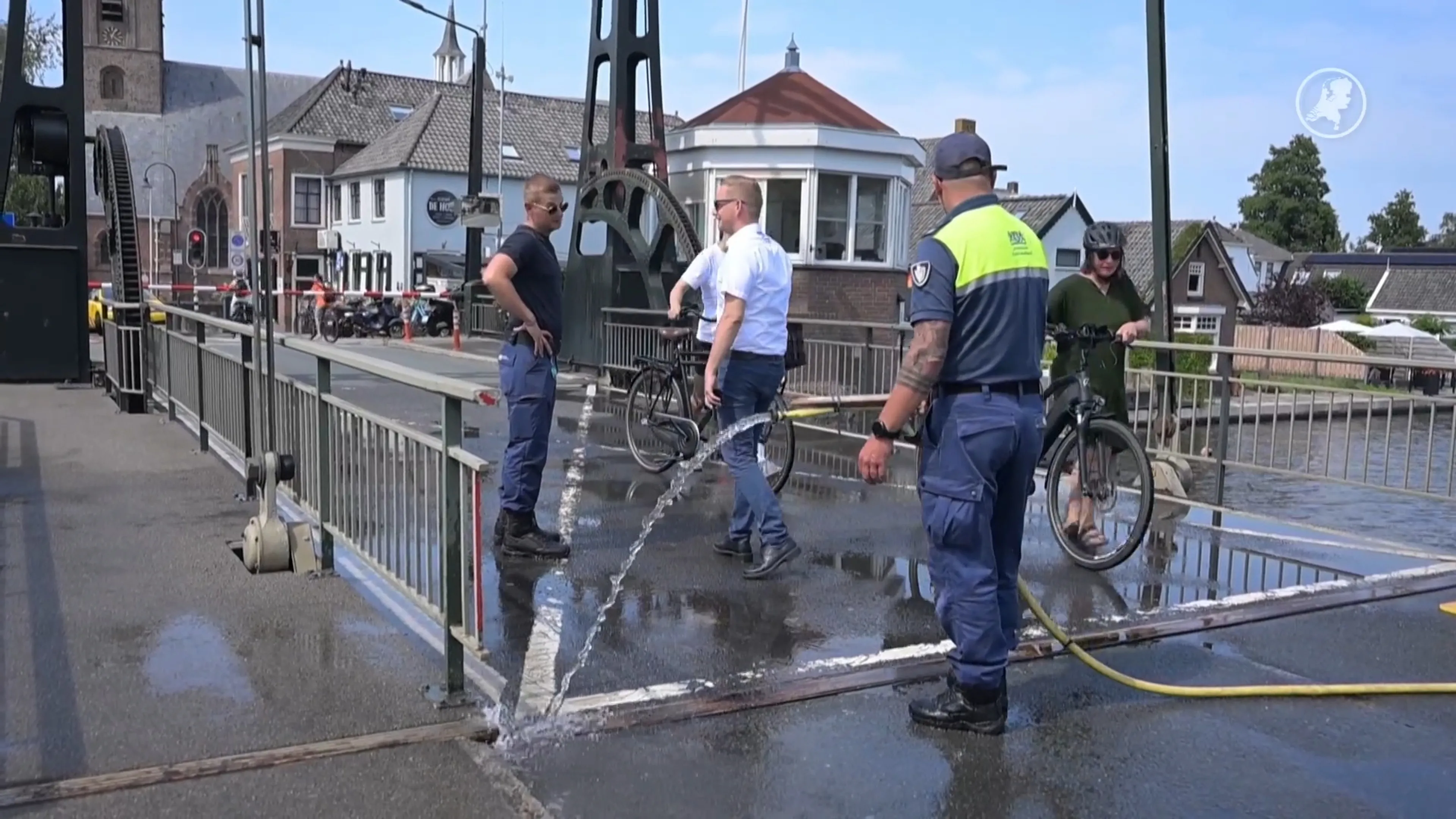 Brug Koudekerk aan den Rijn vast door hitte: provincie probeert brugdek te koelen