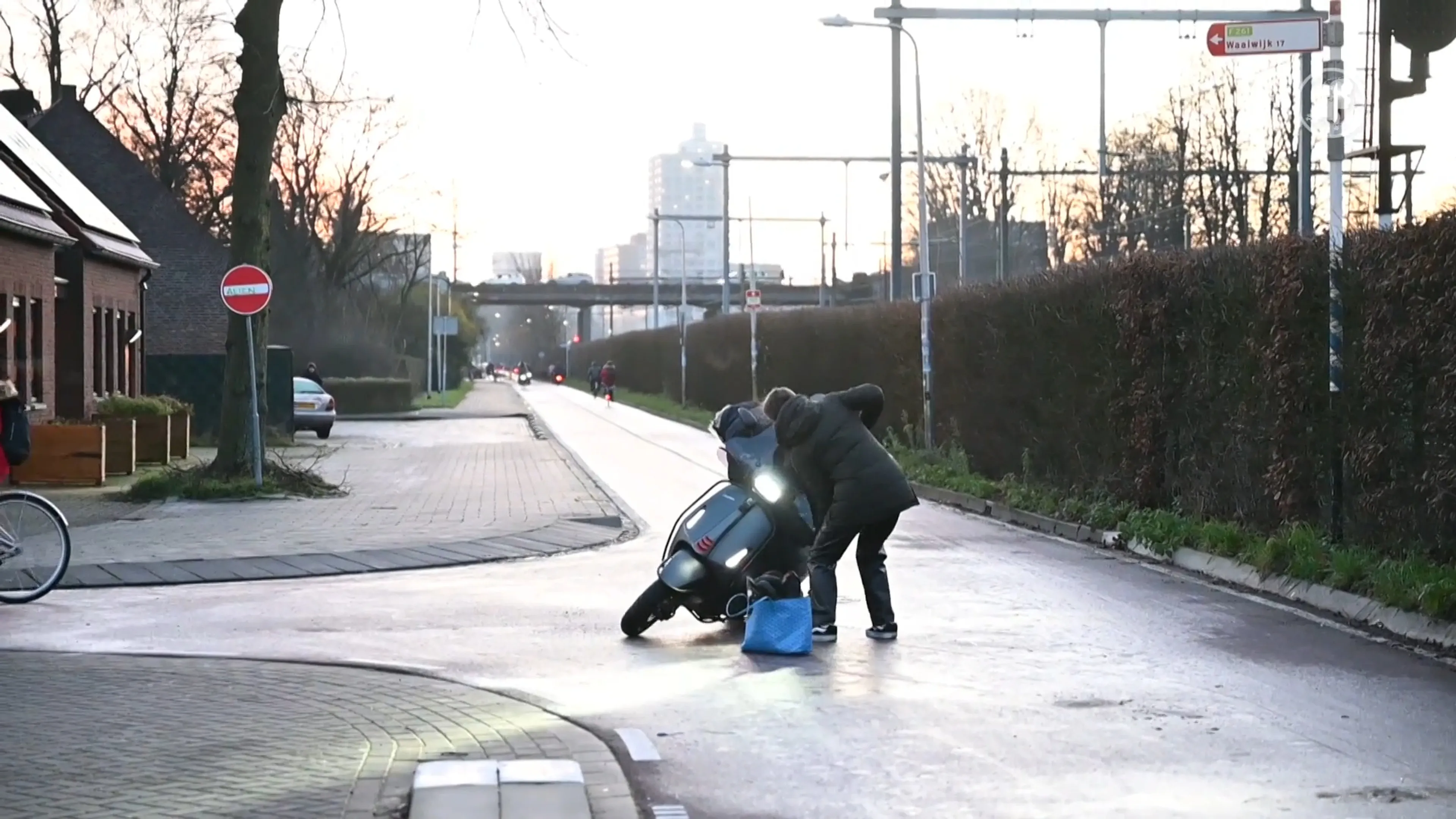 Meerdere glij- en valpartijen in Brabant door spekgladde wegen