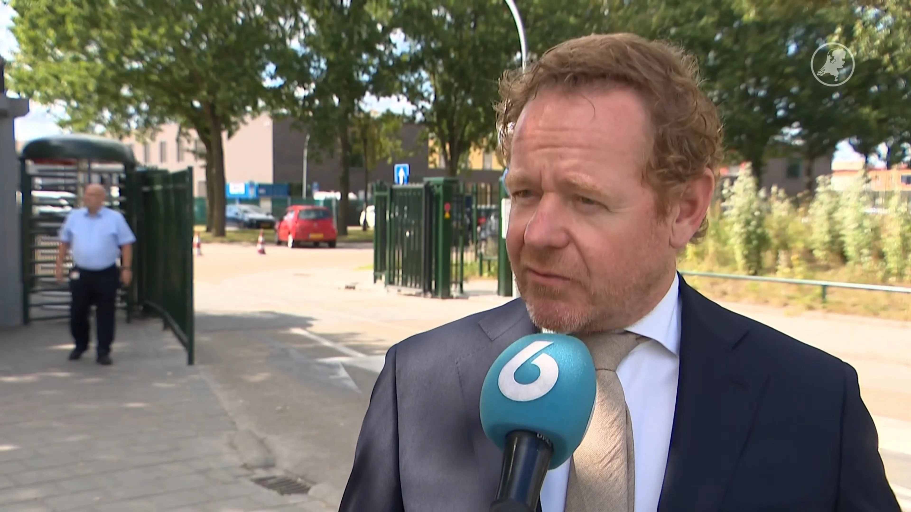 Van Weel past wet aan: hulp aan illegalen niet strafbaar