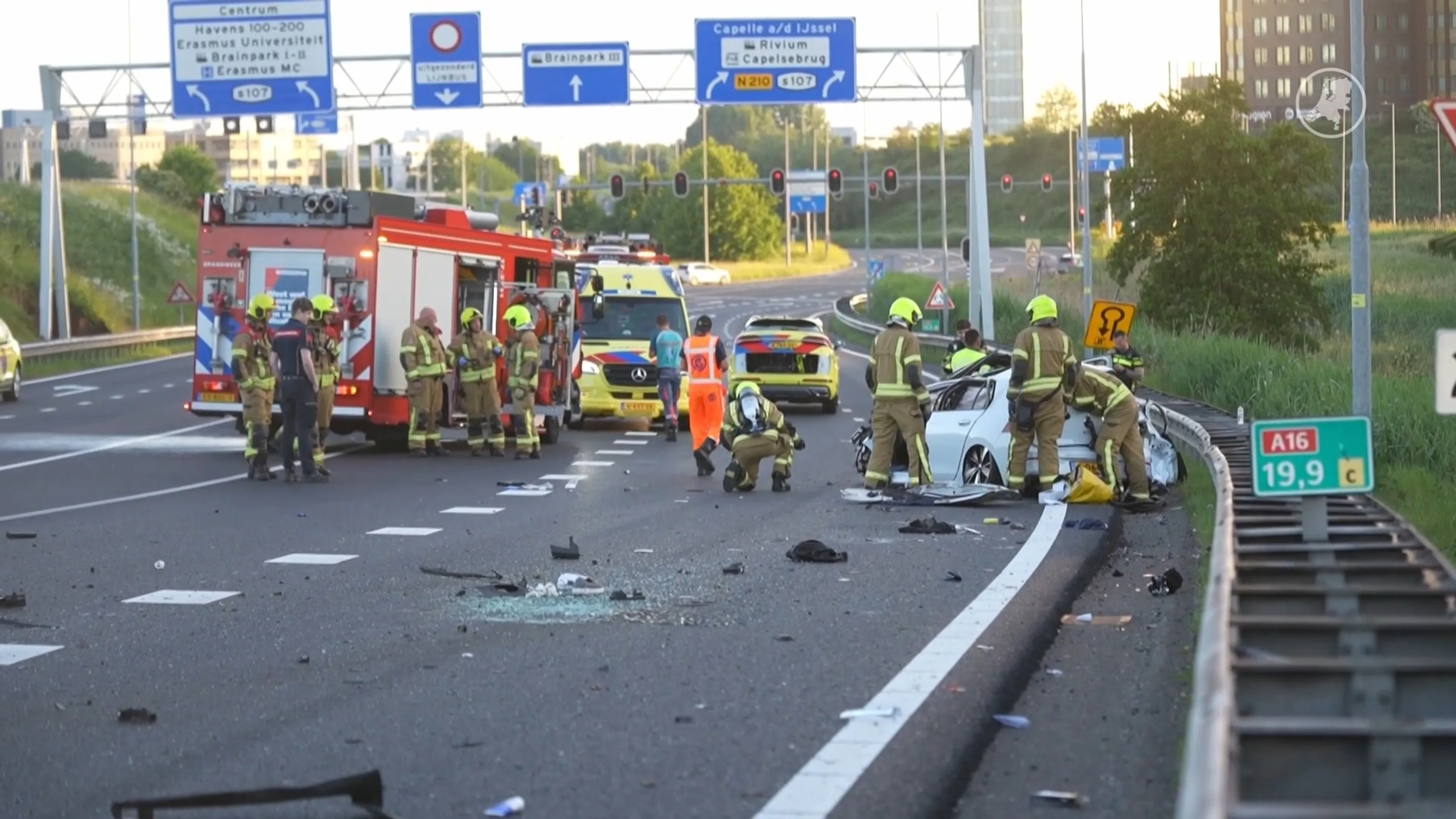Twee gewonden en enorme ravage op A16 bij Van Brienenoordbrug