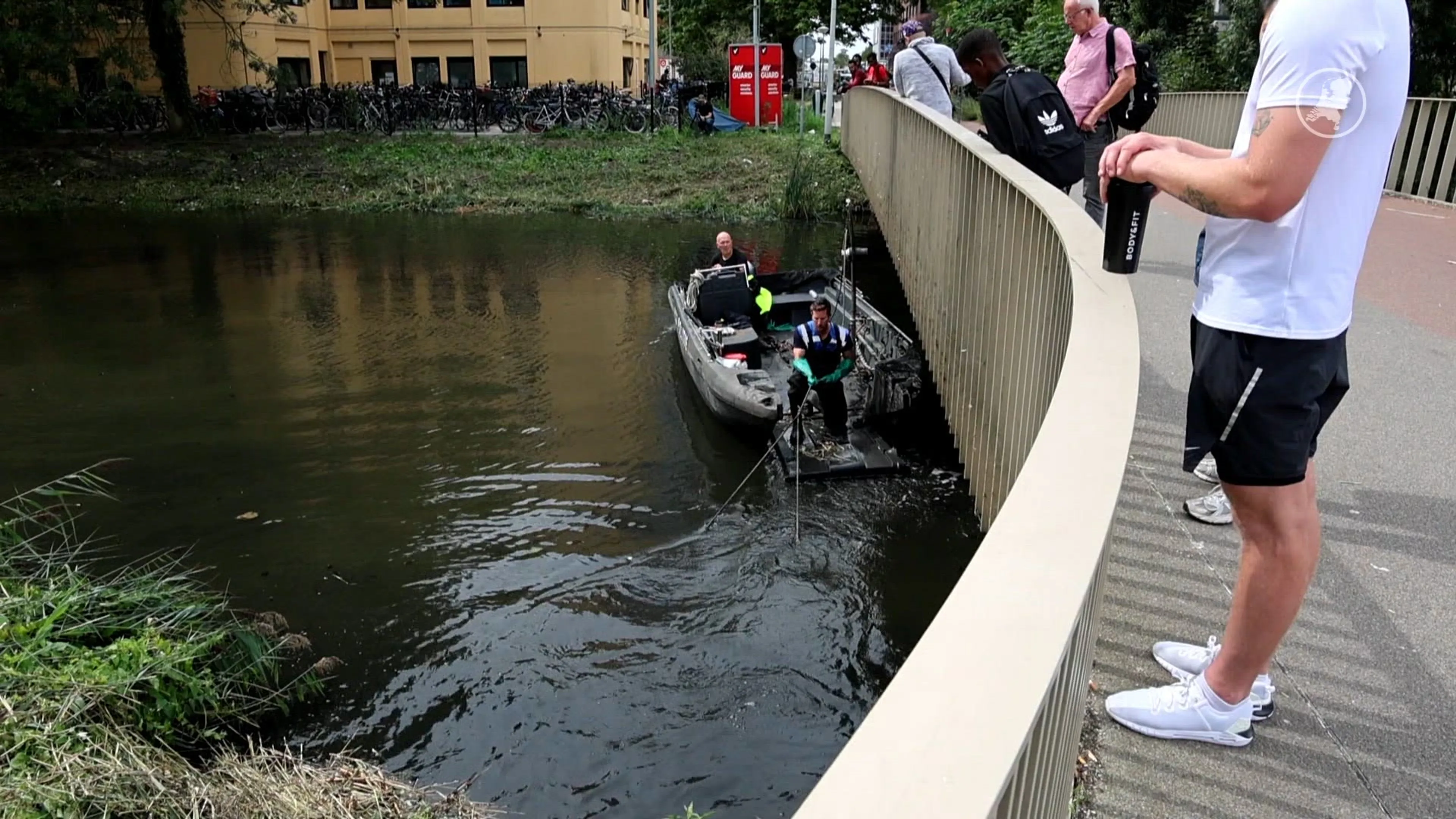 Zoektocht in water bij COA-pand in Amsterdam