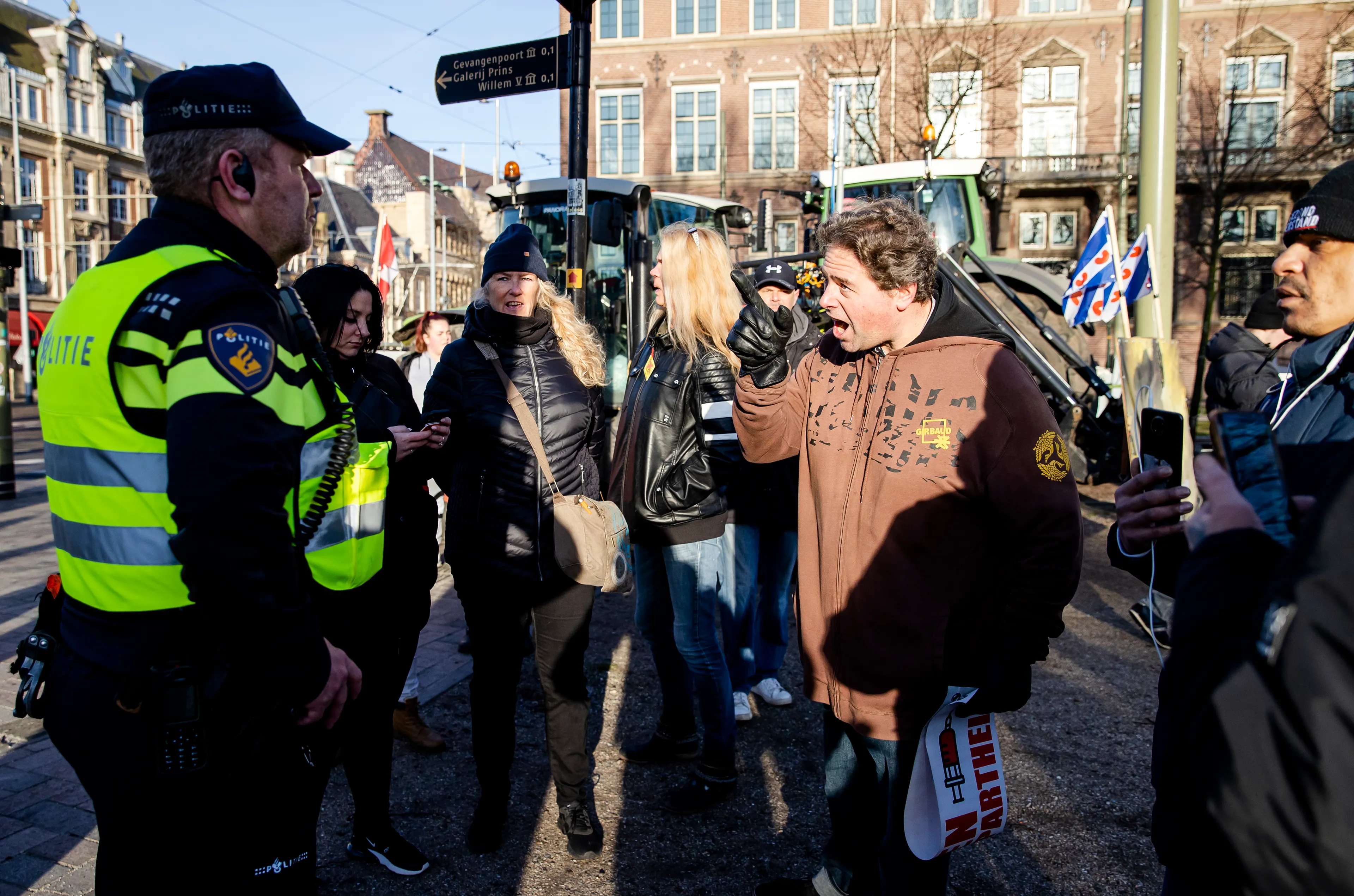 Burgemeester Den Haag ontbindt Convoy-protest, demonstranten luid toeterend vetrokken van binnenhof