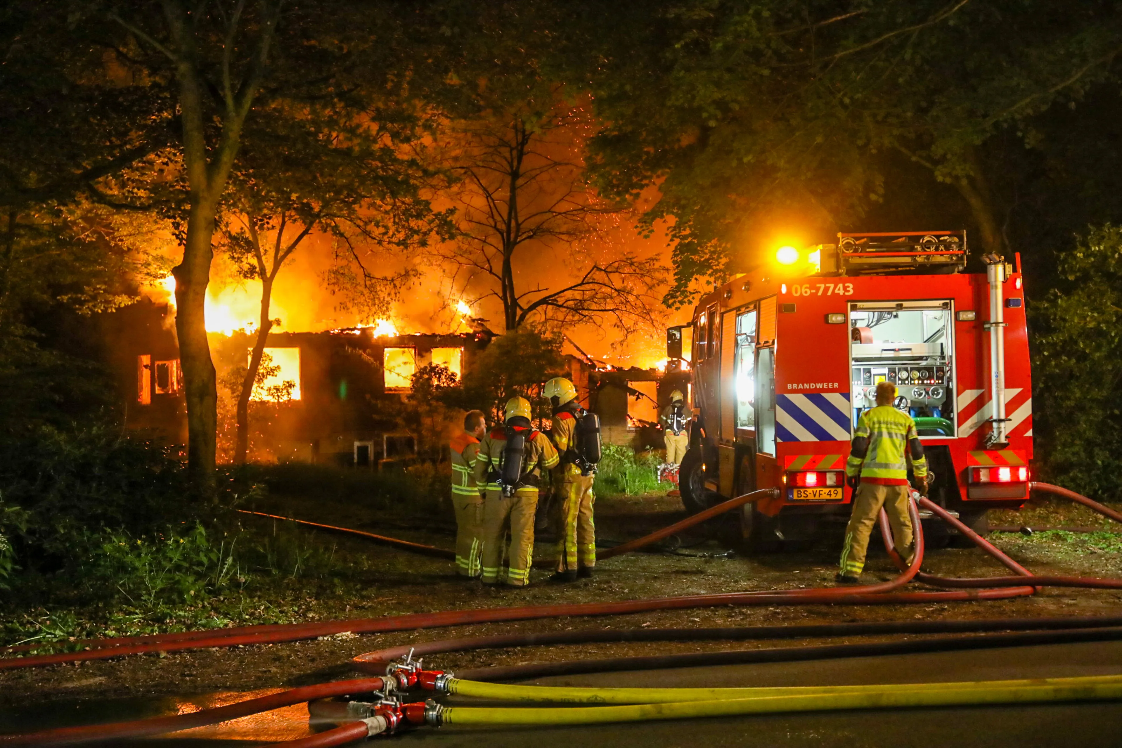 Vlammen schieten meters uit leegstaande woning in Beekbergen