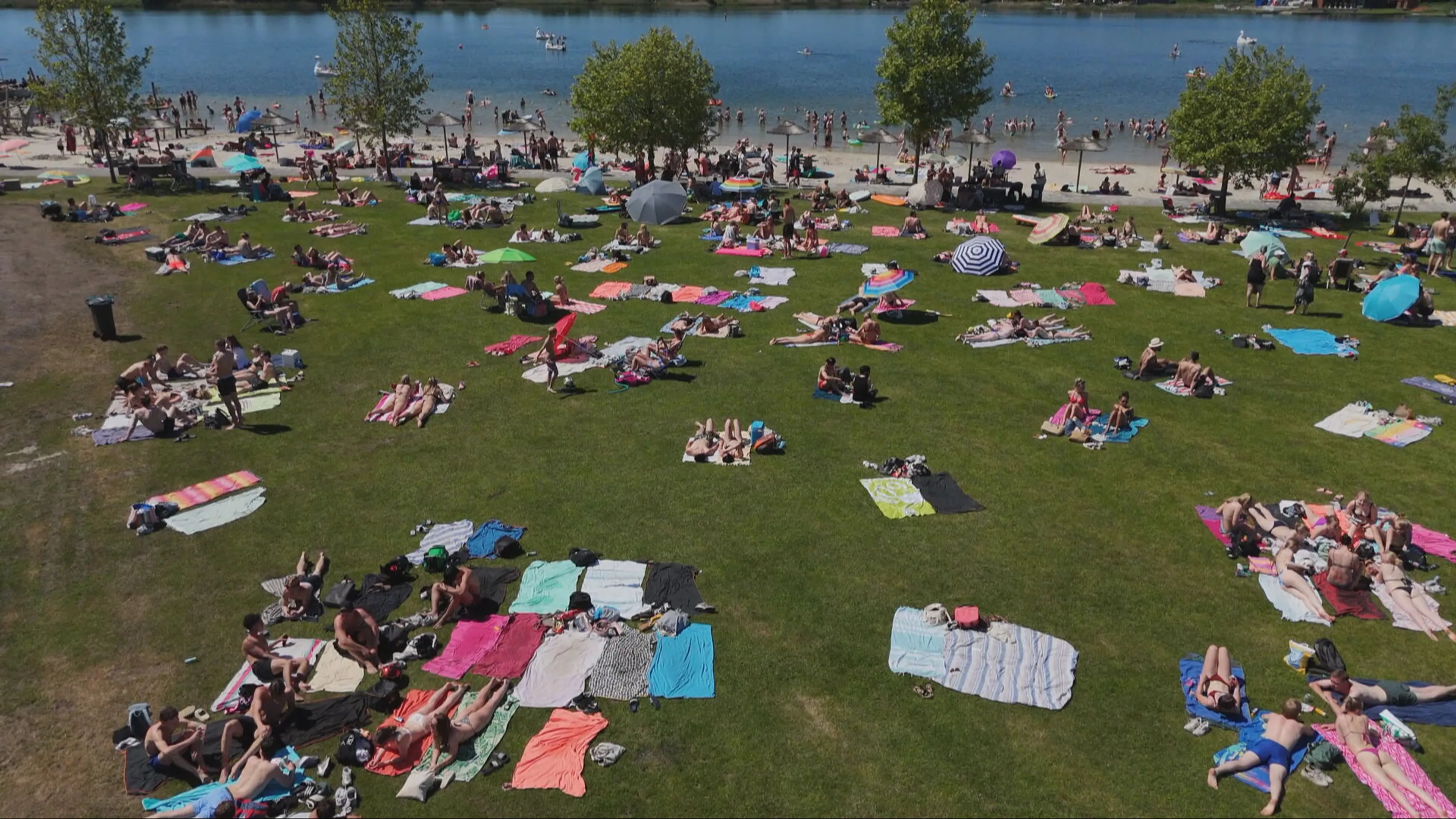 Topdrukte op stranden en aan plassen, lange rijen voor parkeerplek