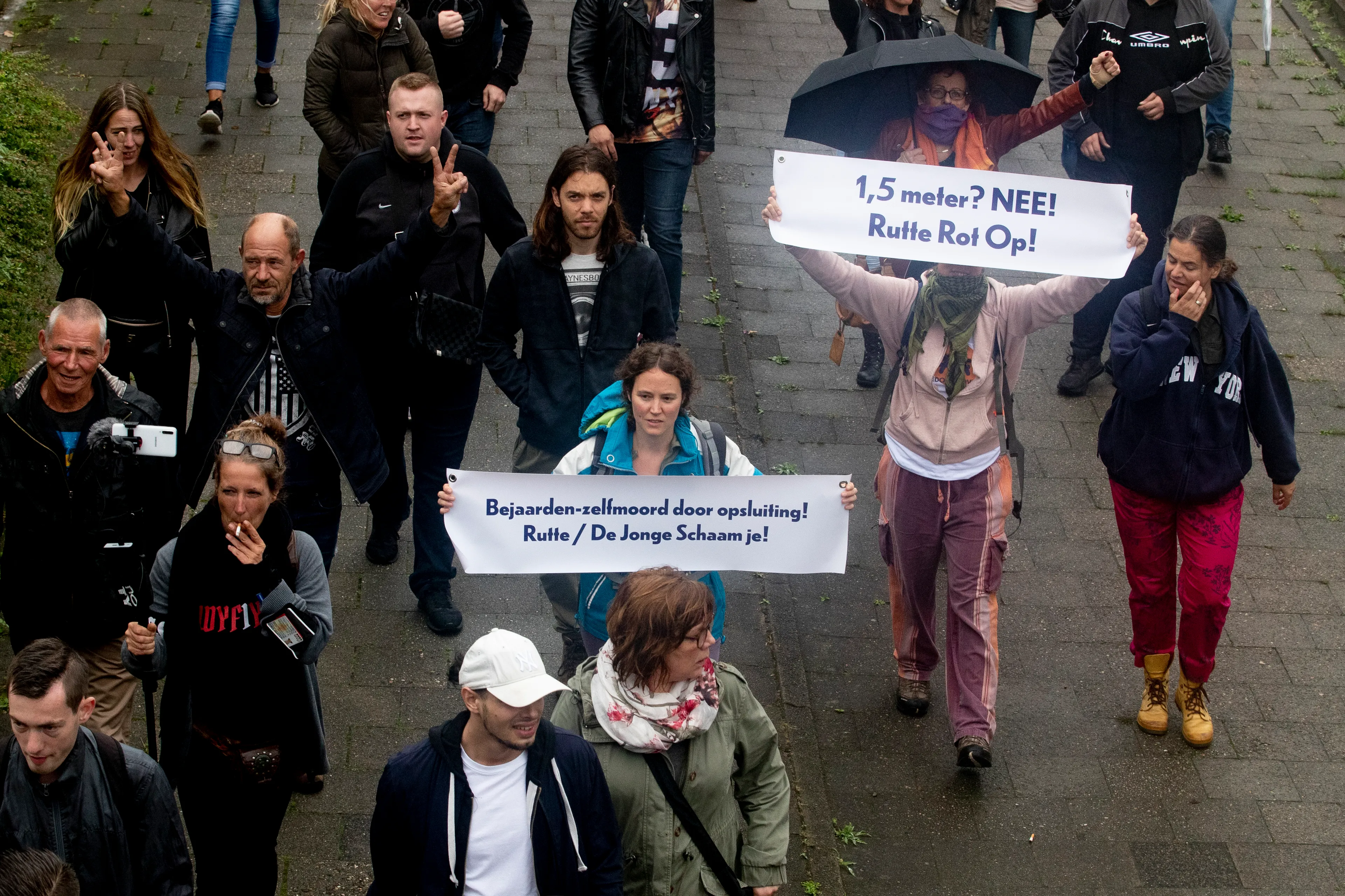 Protestmars tegen coronamaatregelen voert dwars door Amsterdam