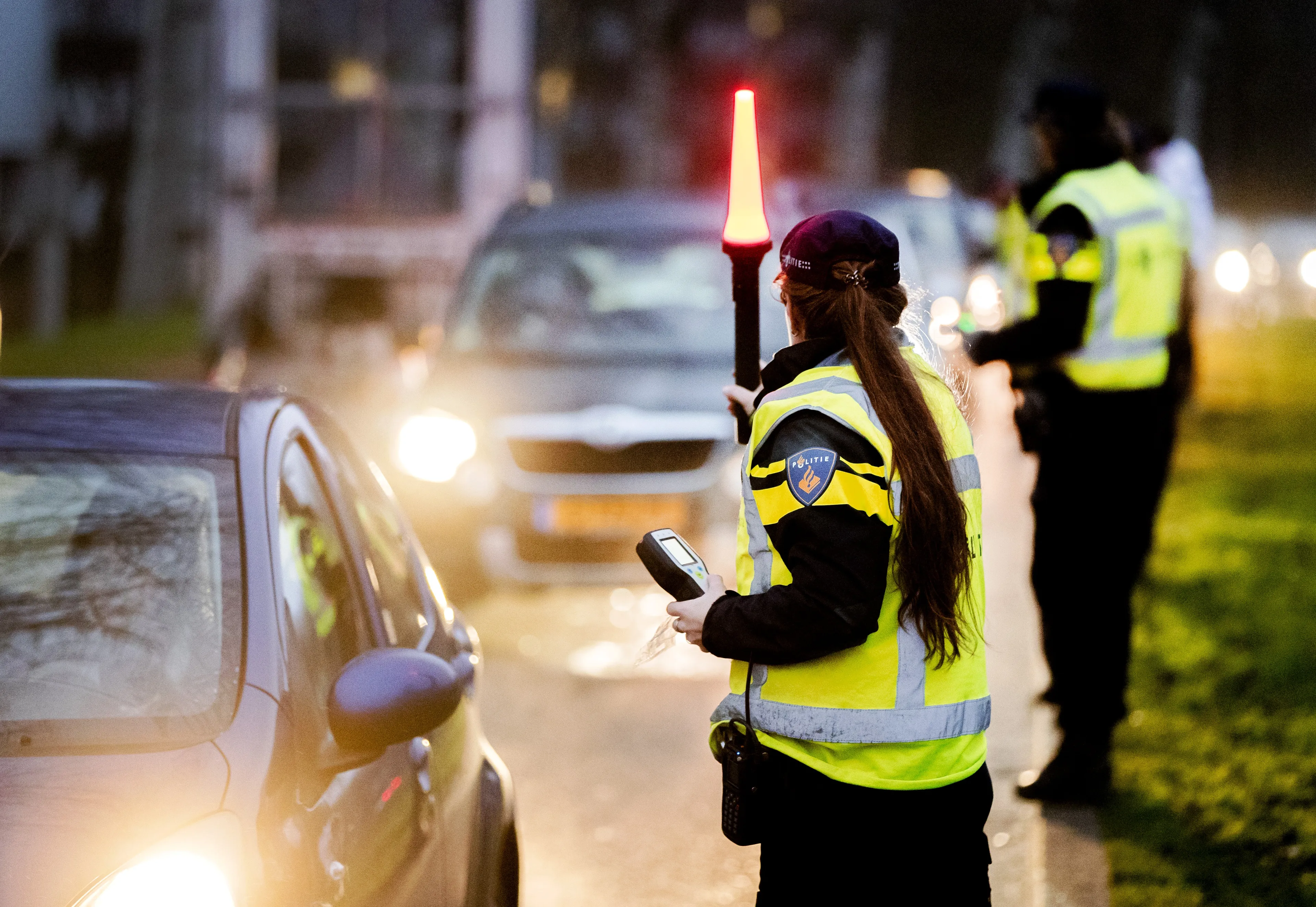 Automobilist wil alcoholcontrole ontlopen en sleept agent meterslang mee