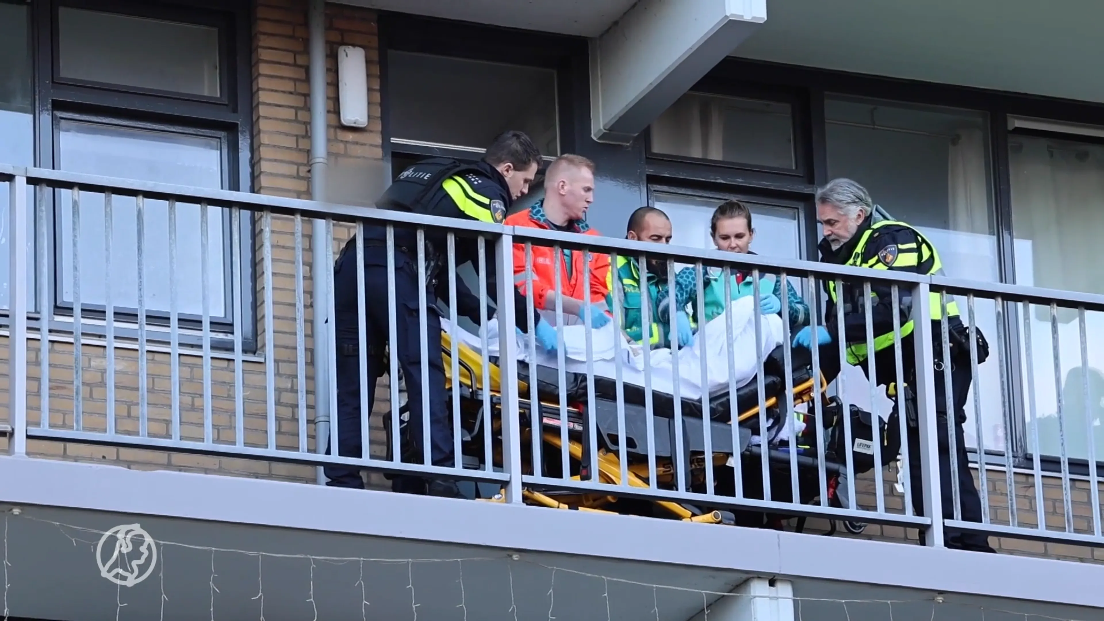 Gewonde en aanhouding na mogelijke schietpartij in Diemense flatwoning