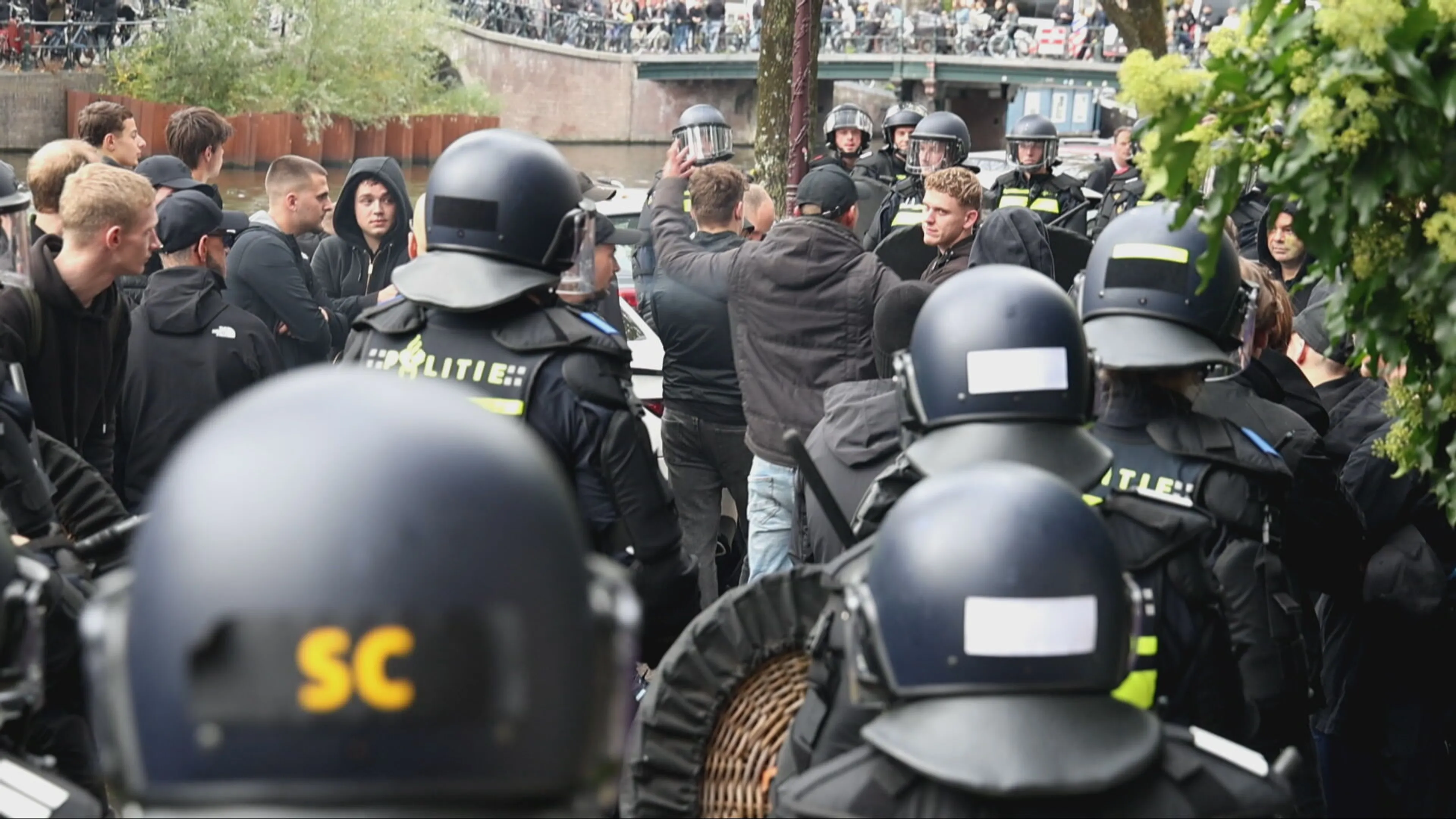 Tientallen aanhoudingen na anti-immigratie demonstratie, vuurwerk gegooid in centrum Amsterdam