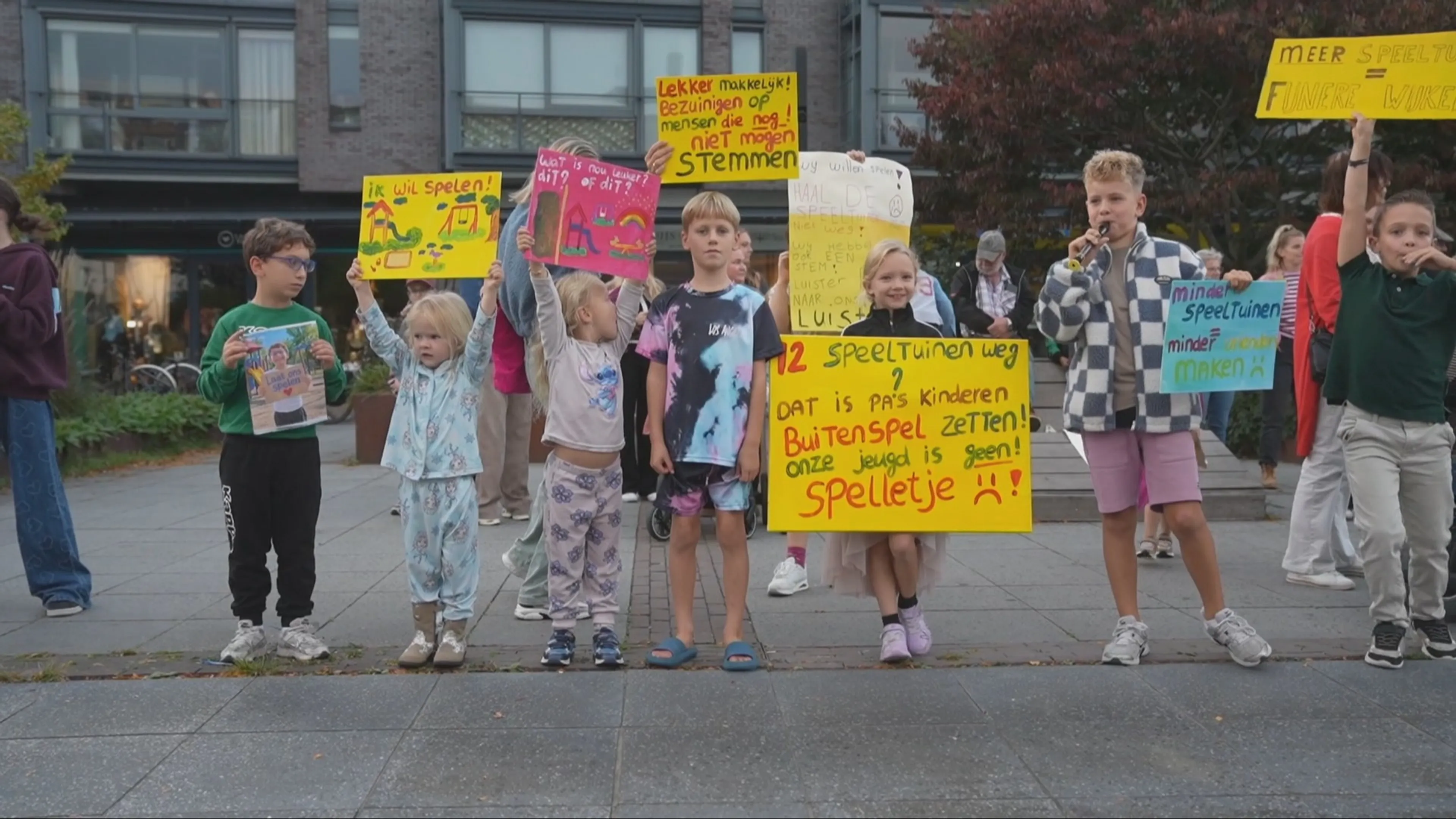 Kinderen protesteren tegen verdwijnen speeltuinen in Alblasserdam