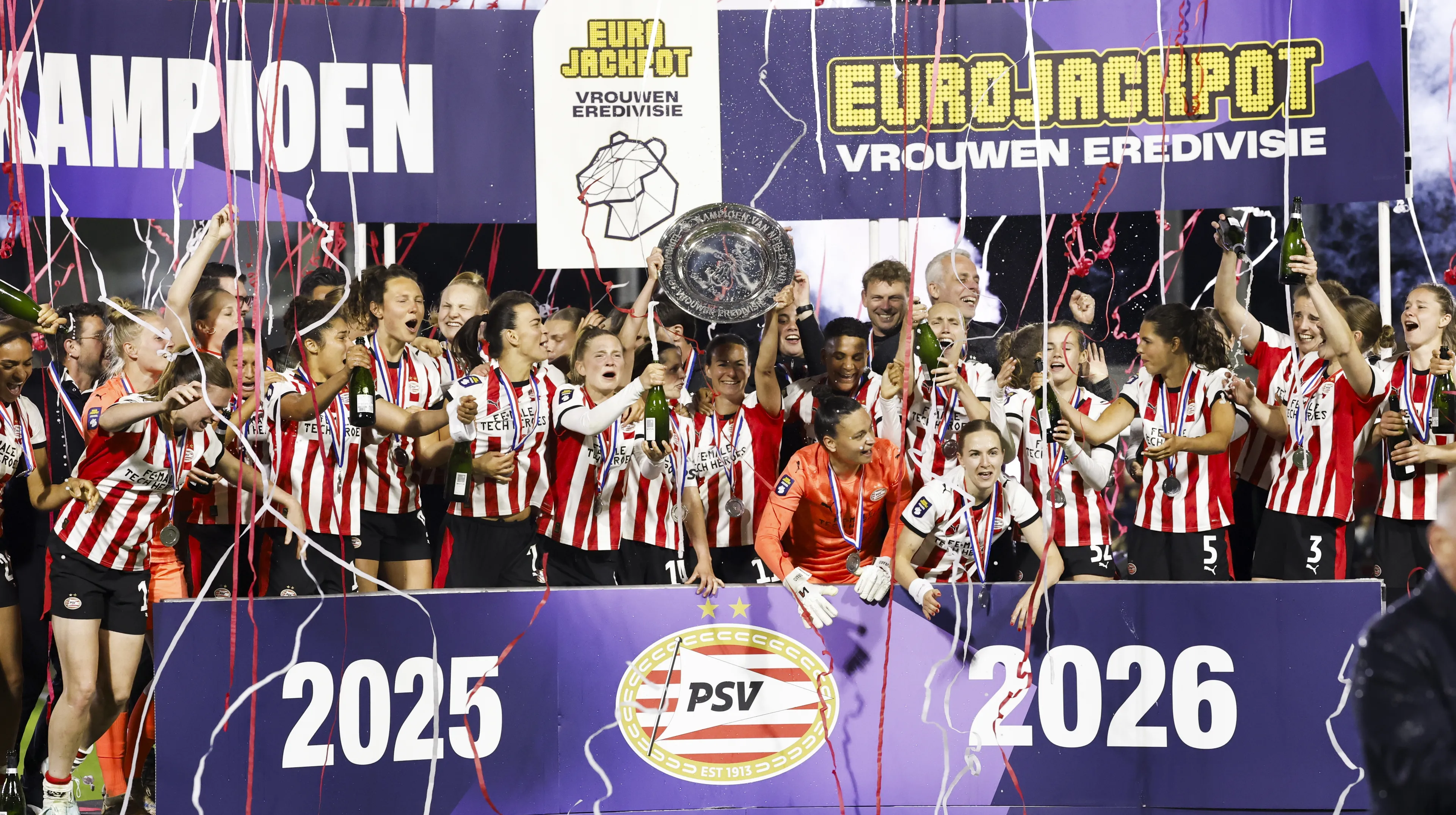 PSV Vrouwen grijpen eerste landstitel ooit