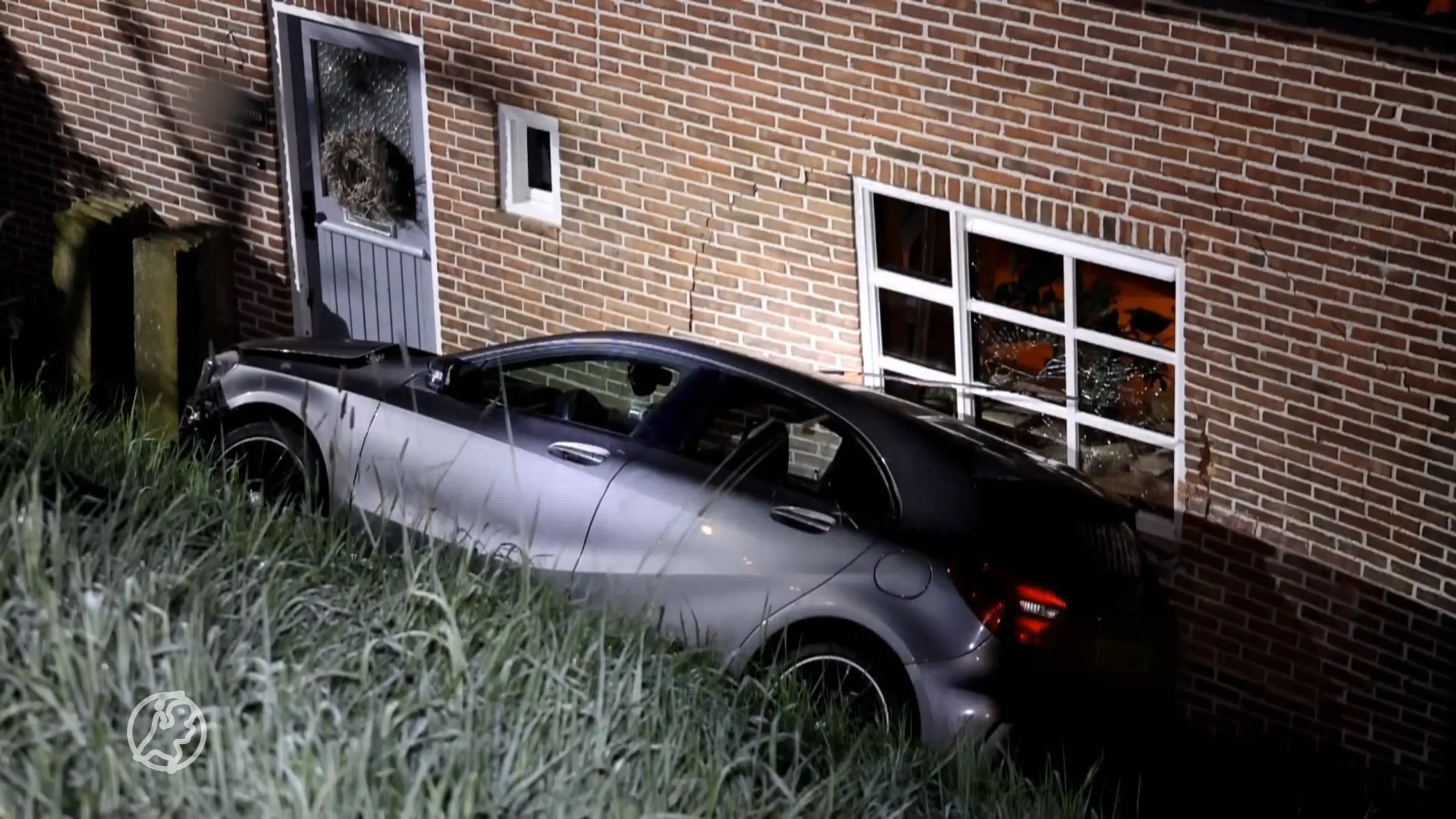 Auto vliegt vijf meter van dijk af en knalt tegen woning