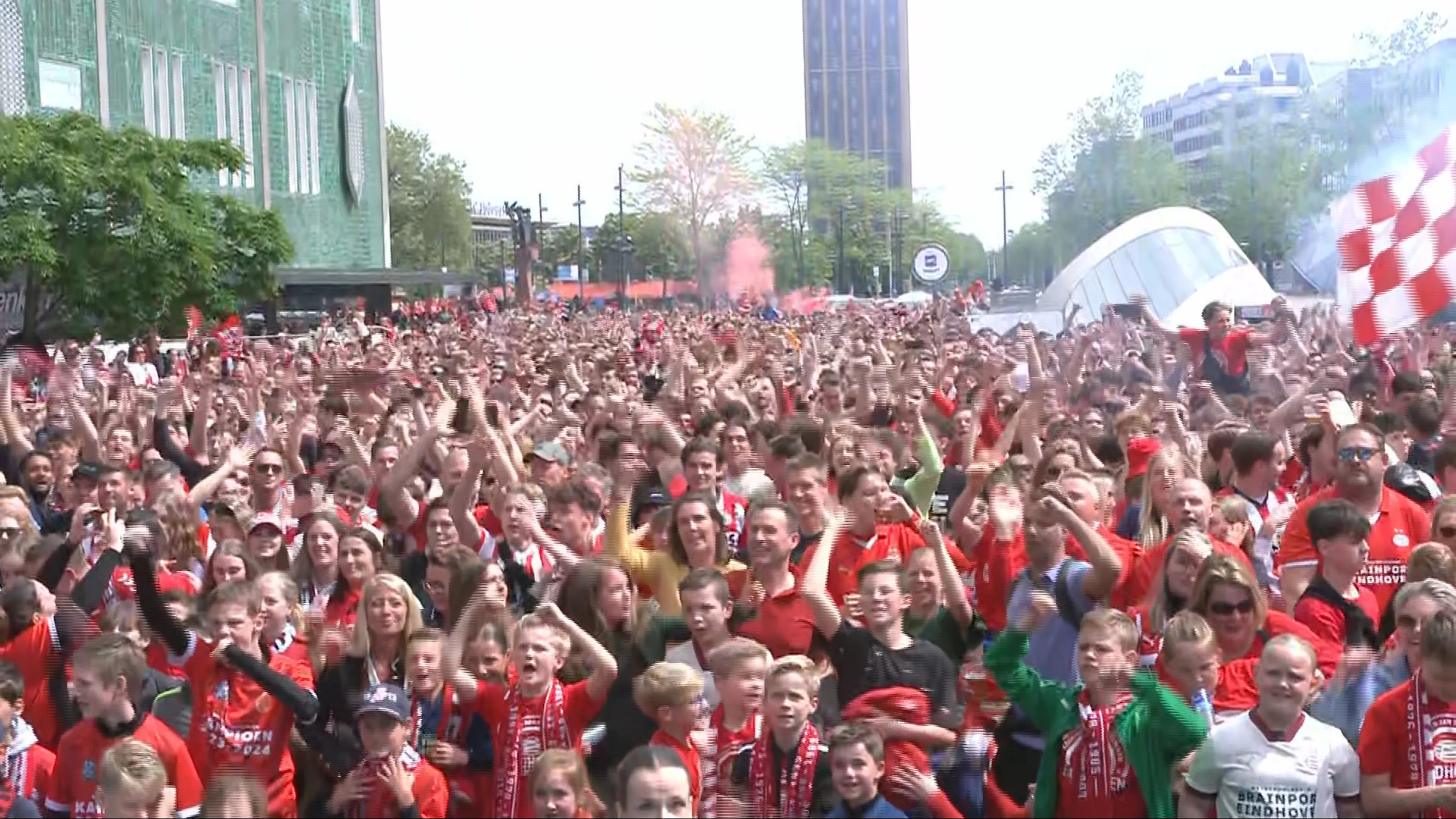Duizenden PSV-fans kijken in Eindhoven met geknepen billen naar kampioenswedstrijd