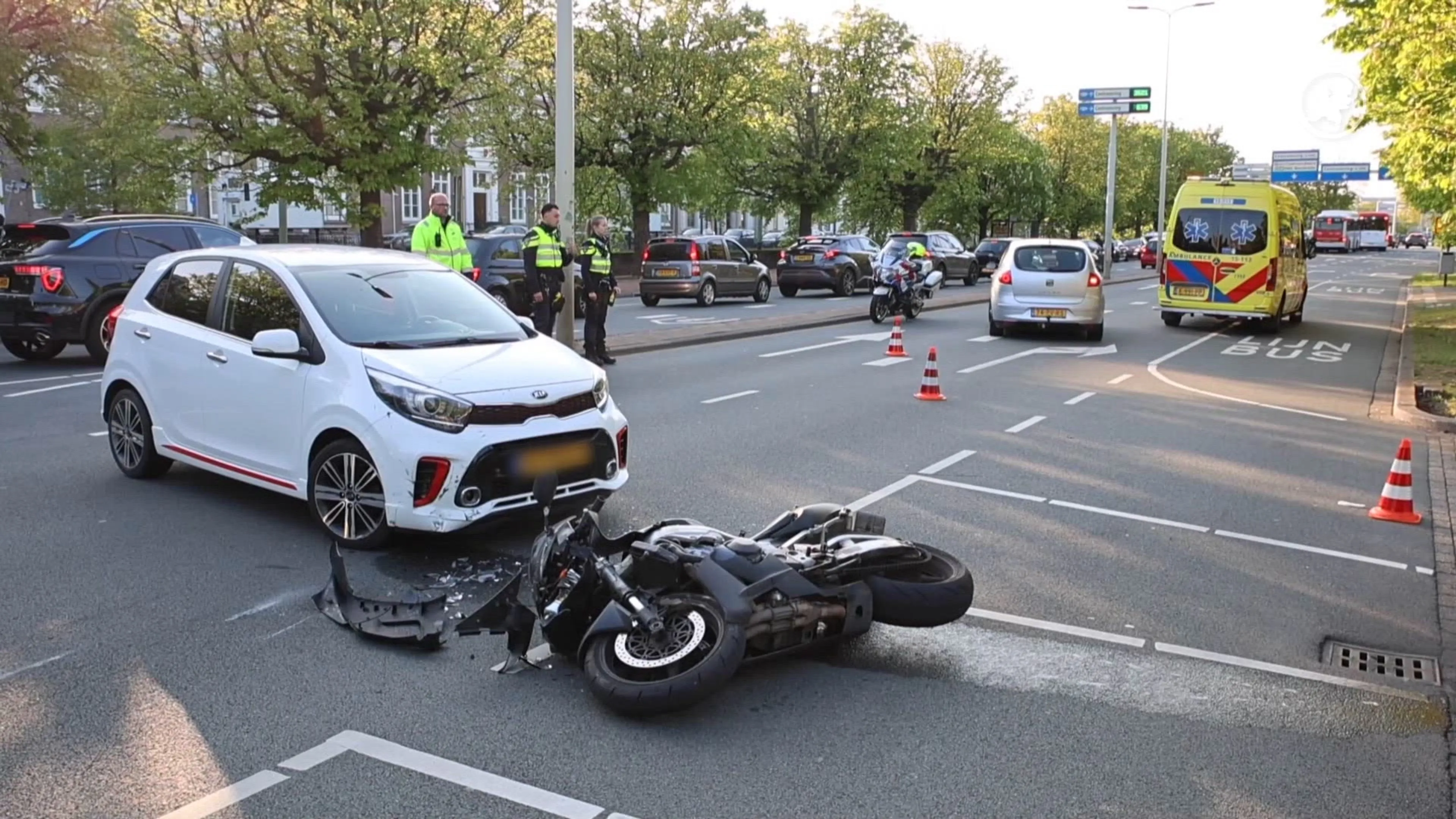Motorrijder gewond na ongeluk met auto in Den Haag