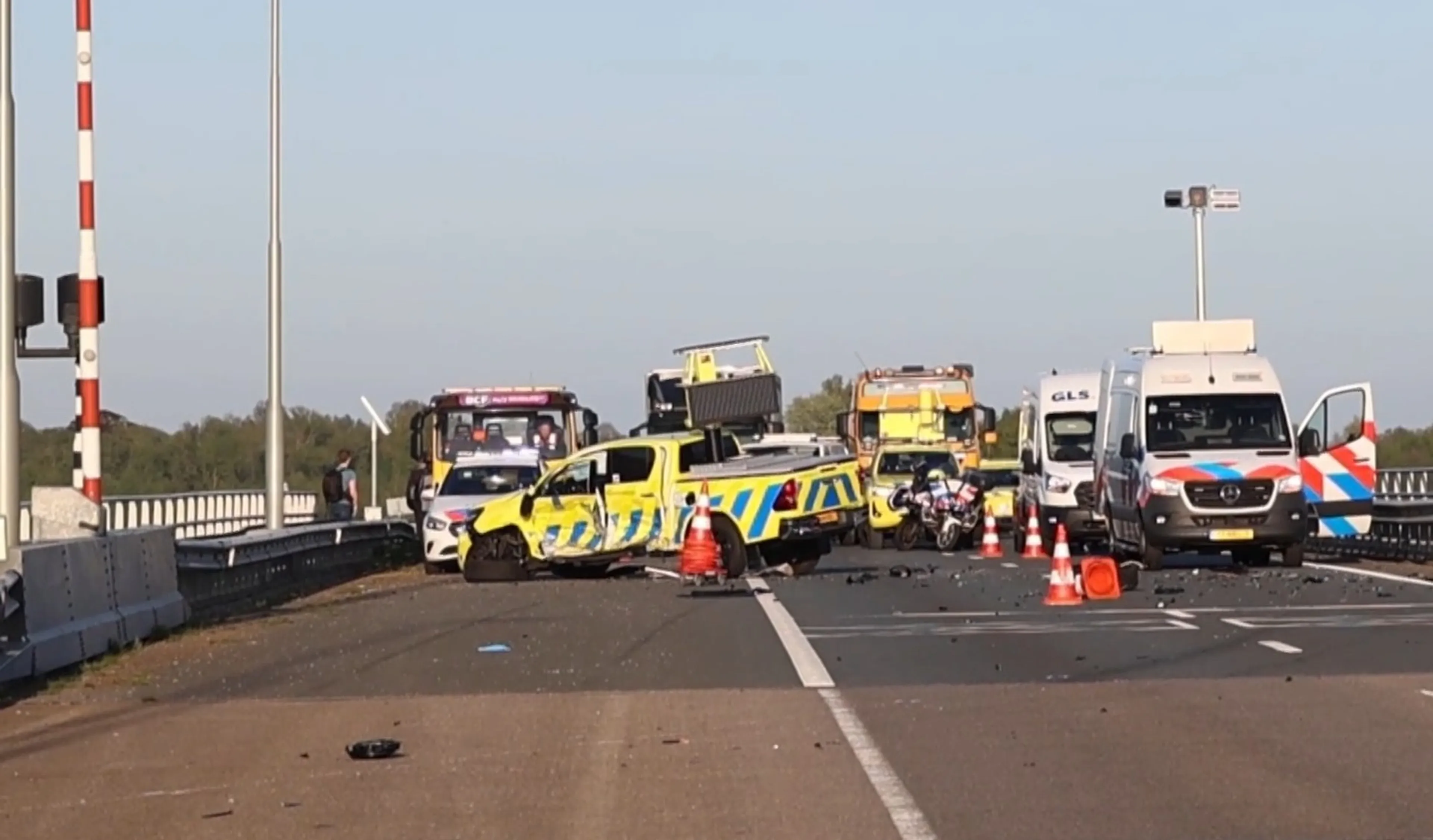 Auto ramt dienstvoertuig weginspecteur: N31 urenlang afgesloten