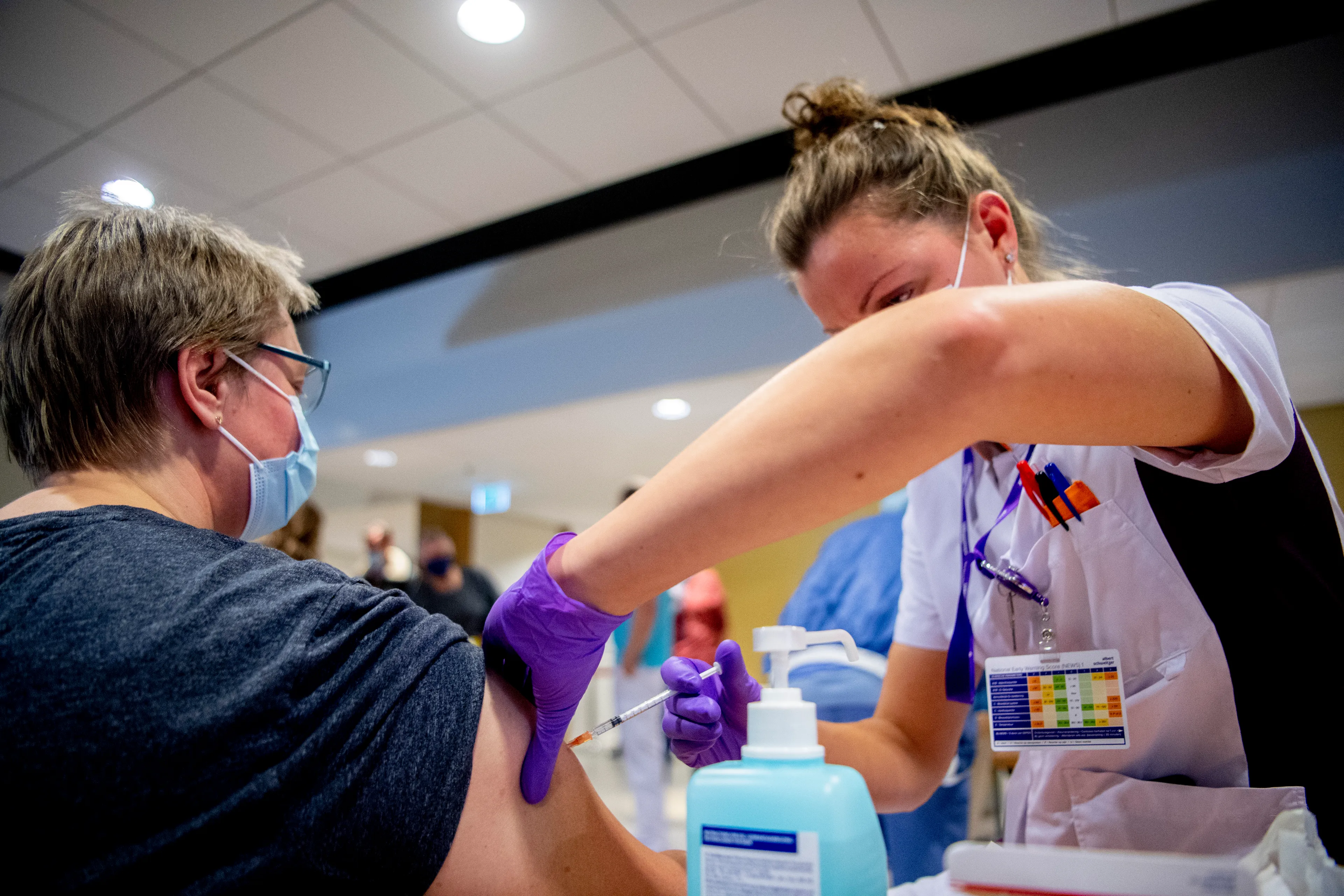 Gezondheidsraad adviseert: boosterprikken van oud naar jong, aandoening geeft geen voorrang