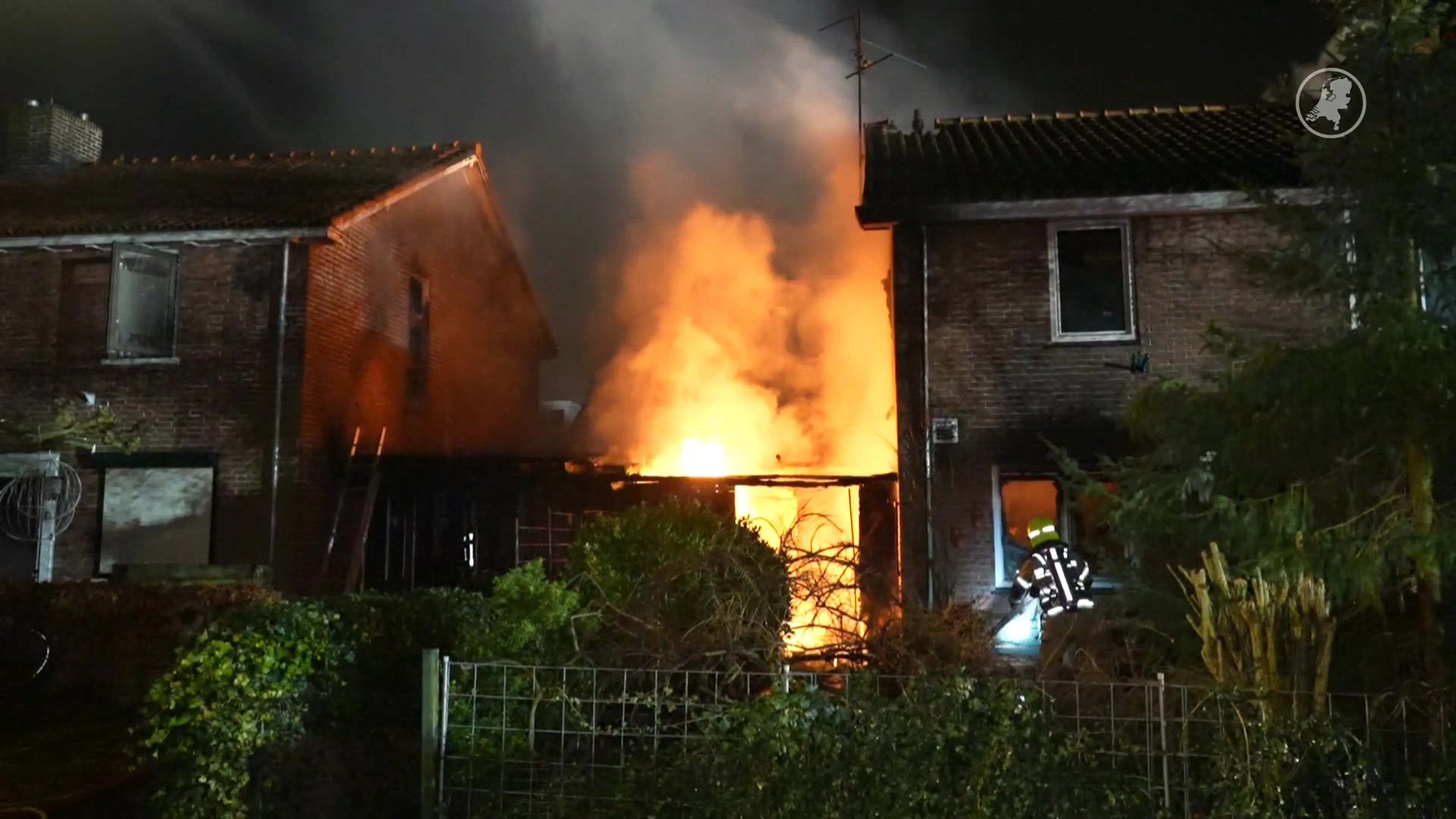 Twee woningen onbewoonbaar na felle brand in Elst