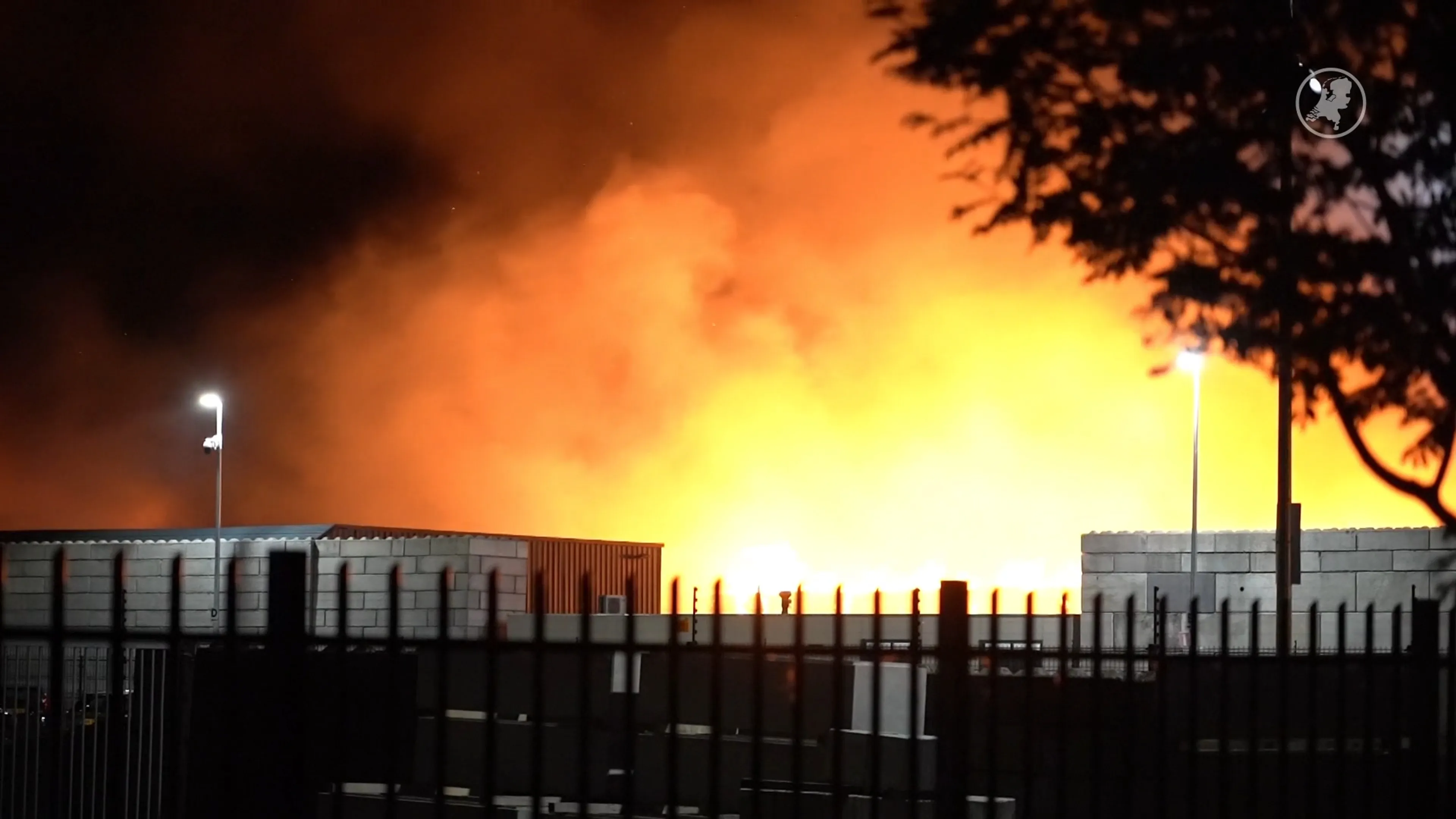Balen geperst papier in brand bij recyclingbedrijf Oosterhout
