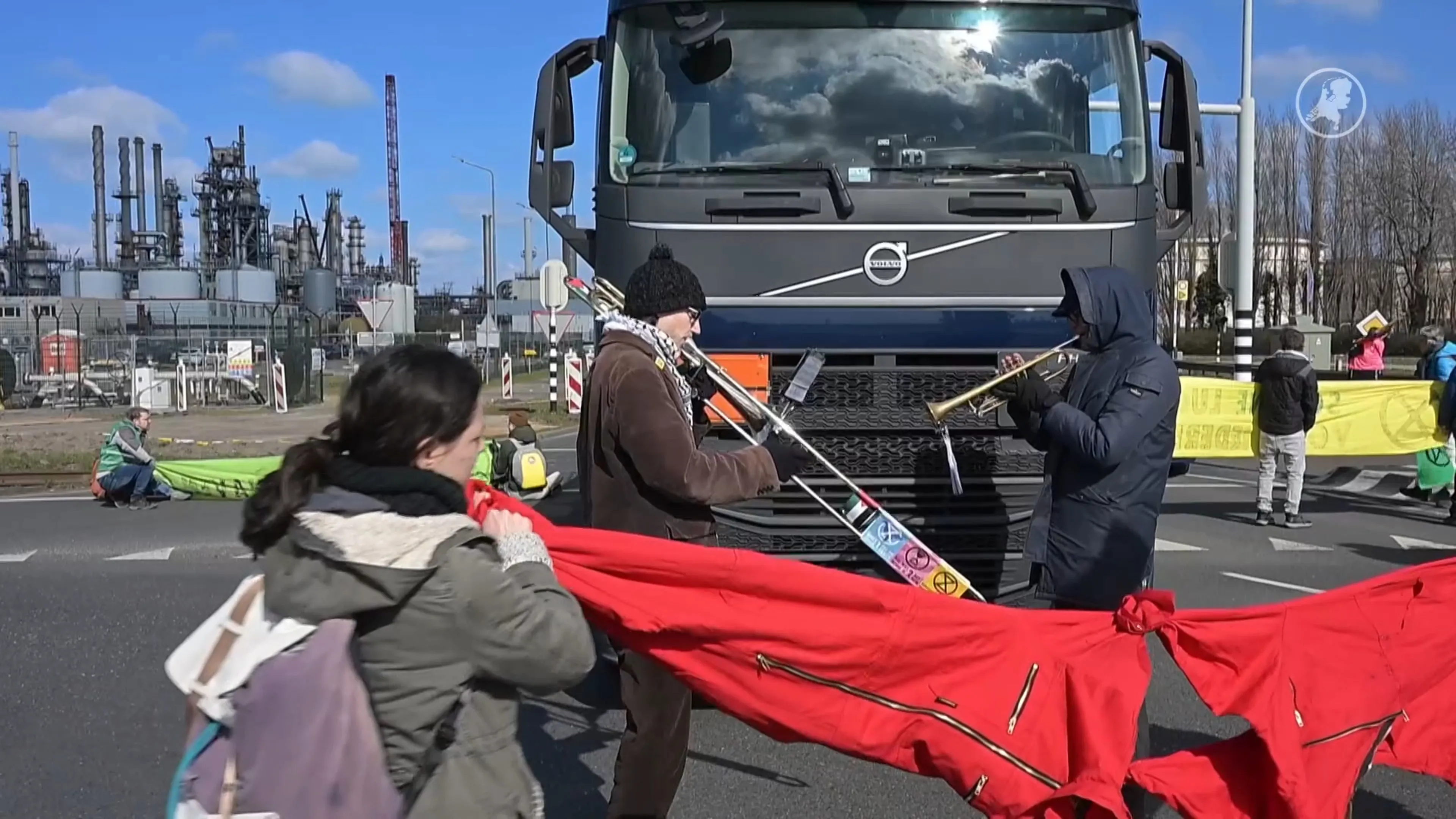 Boze chauffeurs tegenover Extinction Rebellion op weg Rotterdamse haven