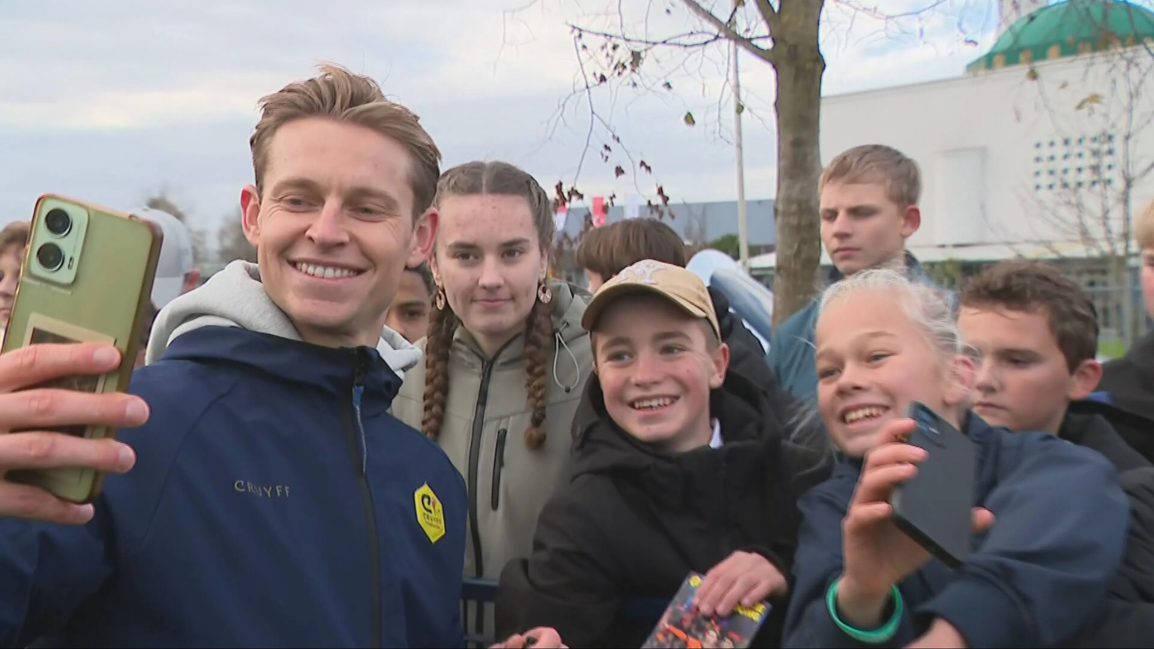 Frenkie de Jong opent Cruyff Court vlak bij zijn geboorteplaats