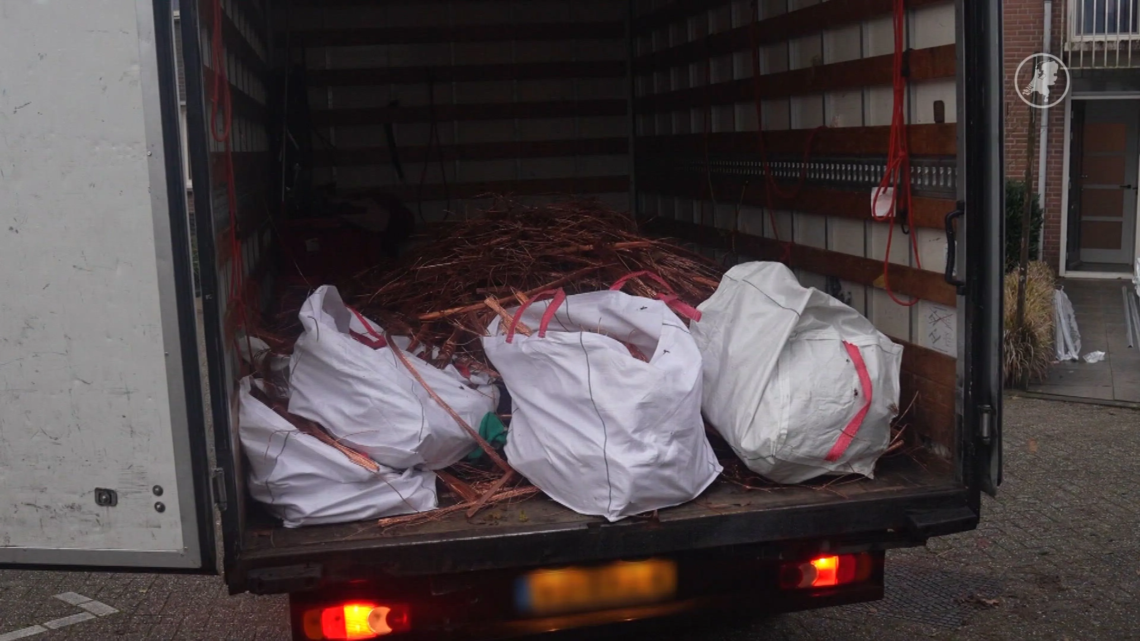 Vrachtwagen vol koper gevonden bij woning Helmond: vier mannen aangehouden