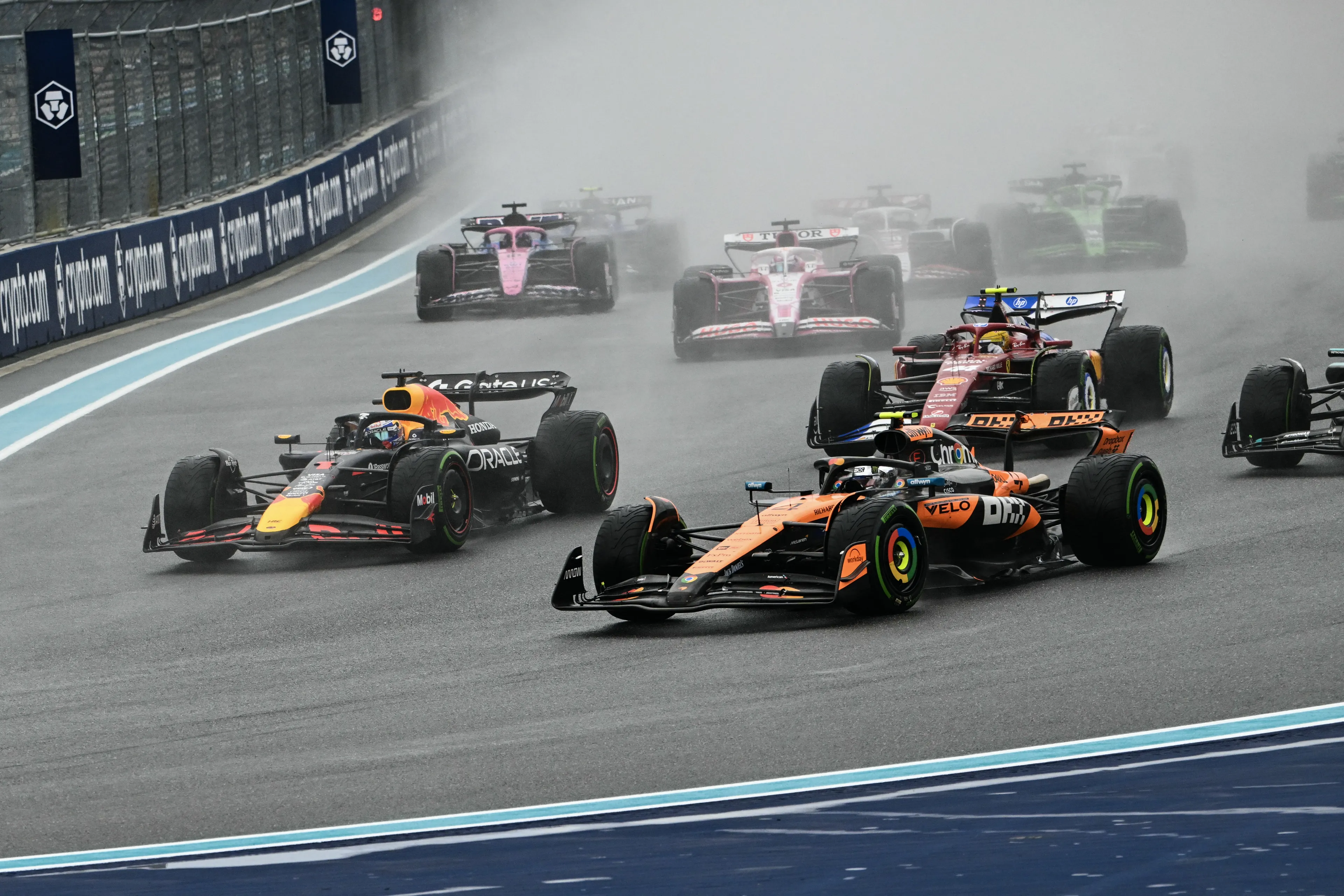 Verstappen door tijdstraf buiten de punten in sprintrace Miami