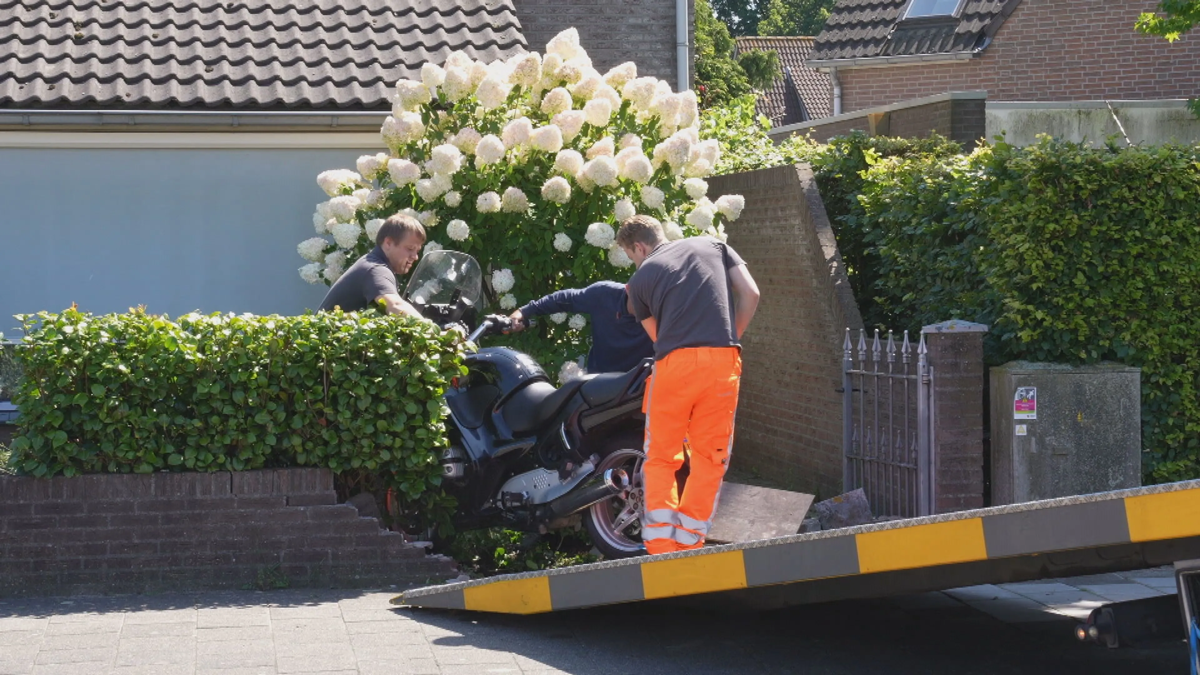 Motorrijder knalt door stenen muurtje van voortuin heen in Kaatsheuvel