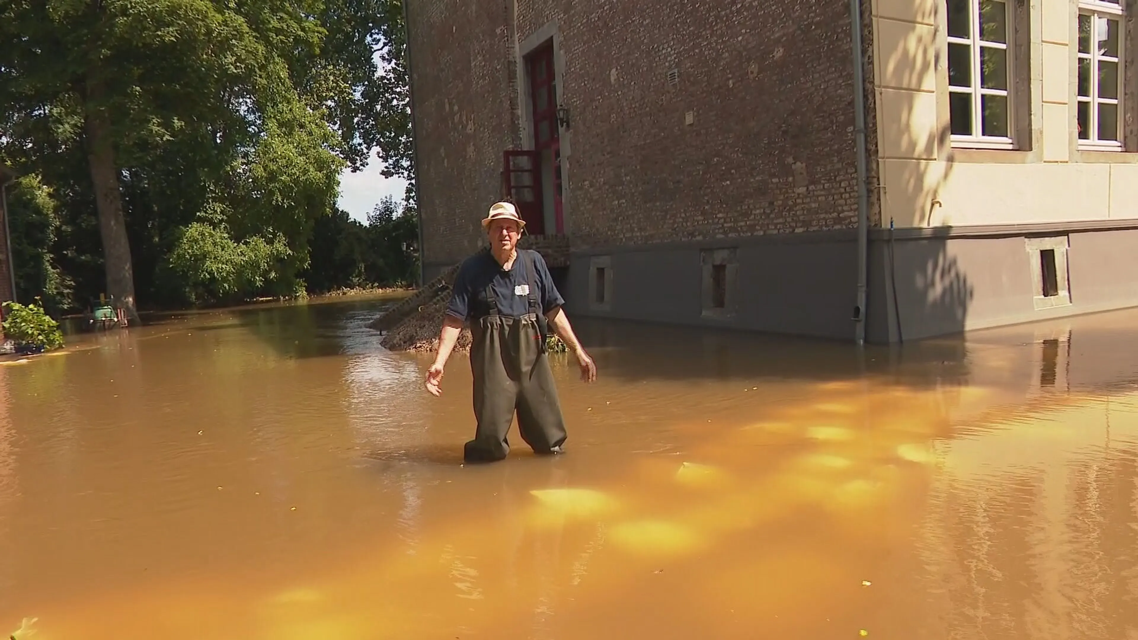 Kasteel Vlodrop loopt onder water: 'Het kwam zo hard, zo hoog. Alles is voor niets geweest'