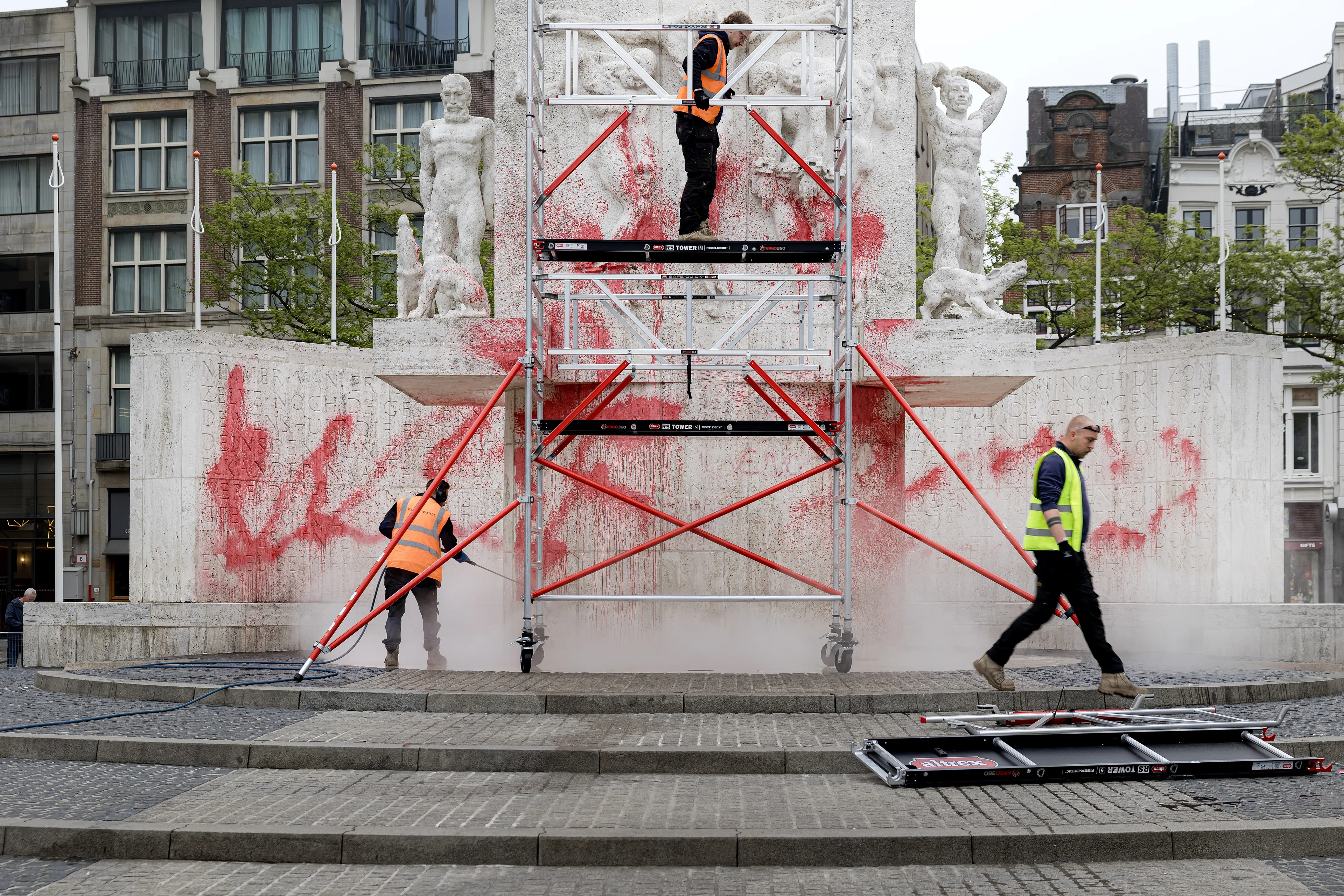 Politie zoekt drie verdachten voor bekladding monument Dam