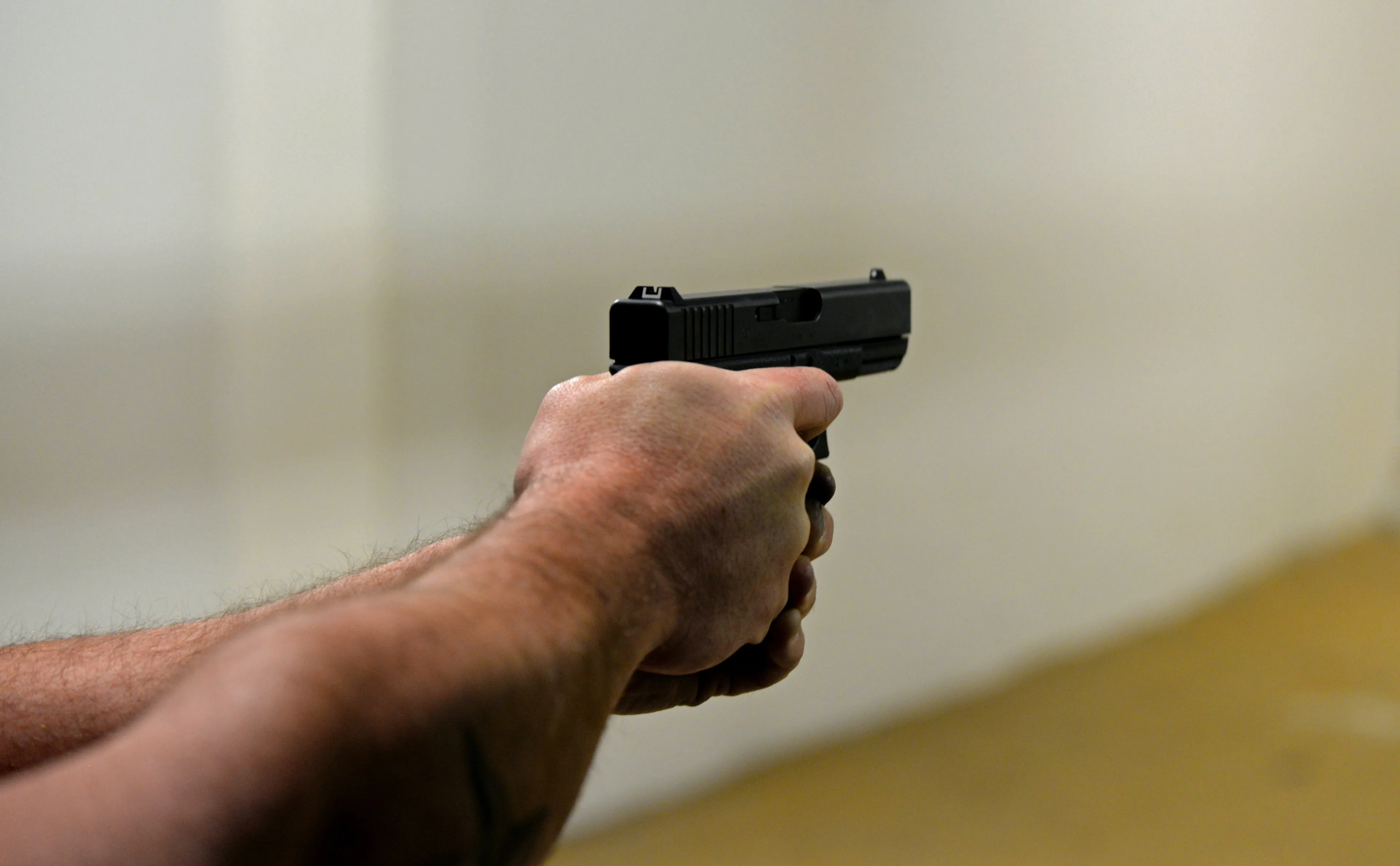 Man richt pistool op motorbestuurder vanwege herrie