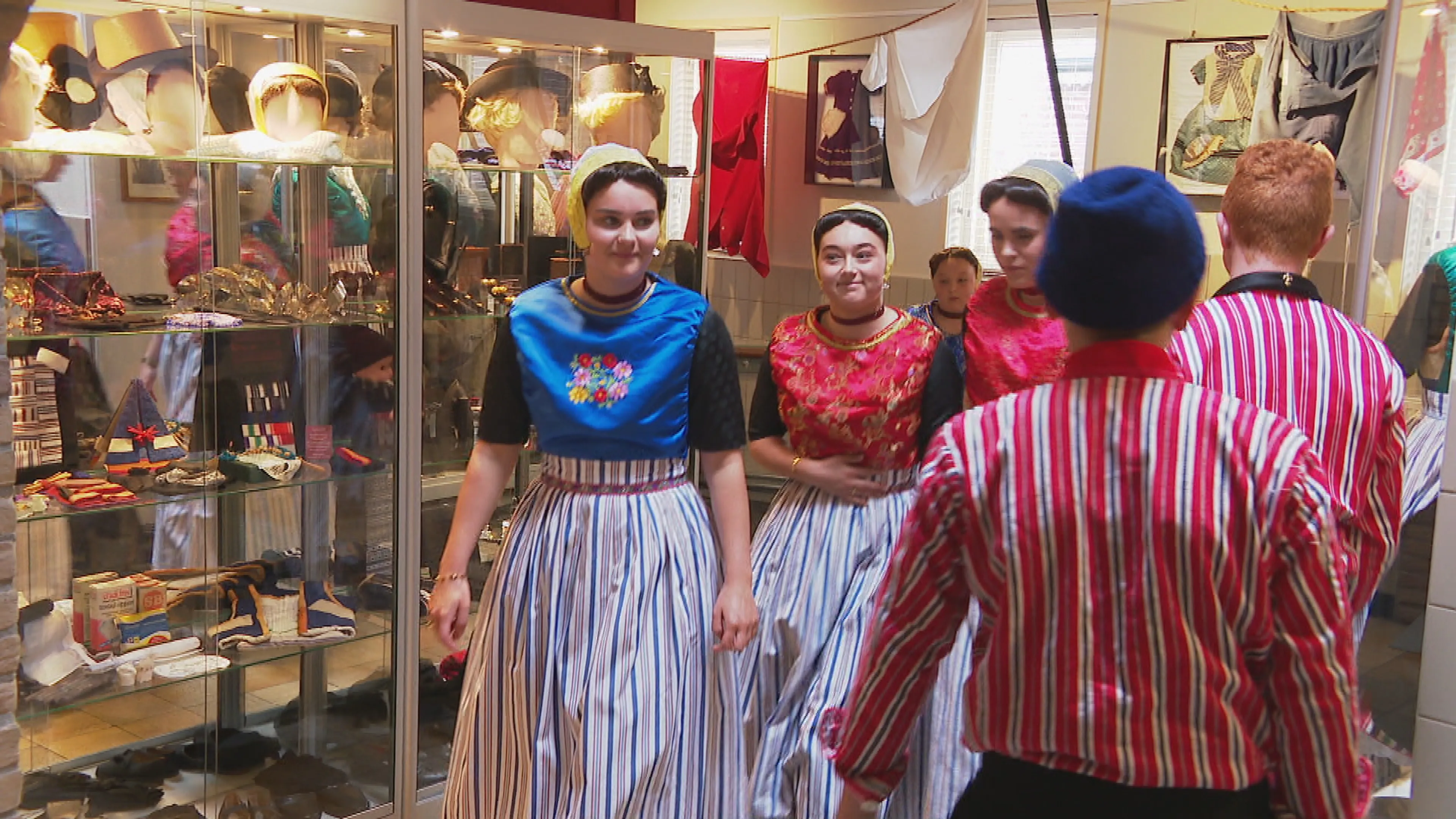 Jongeren op Urk staan in de rij voor traditionele klederdracht