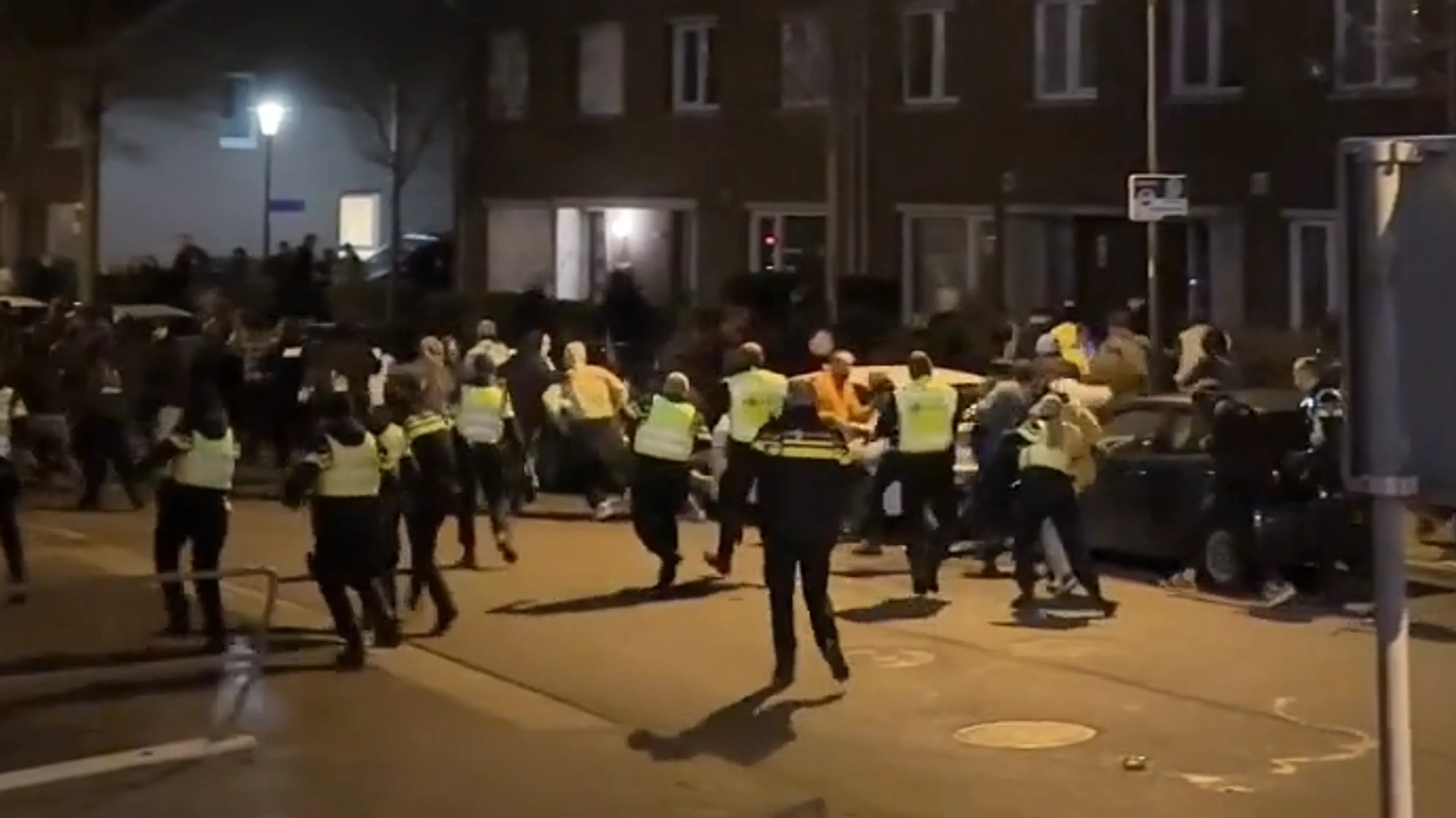 Honderden partygangers aan de rel bij illegale rave: 'Vijf verdiepingen vol'