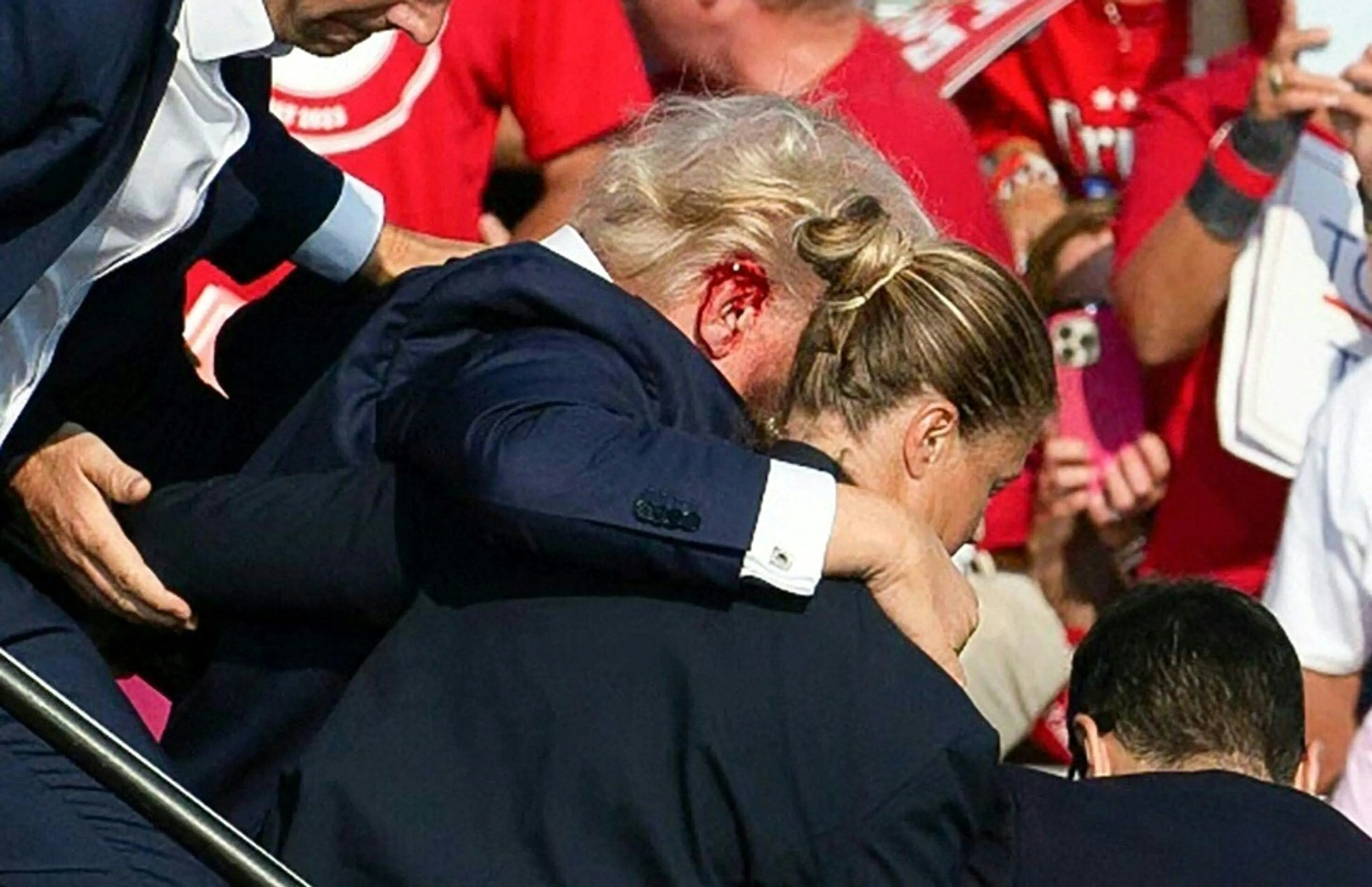 Moordaanslag op Donald Trump, presidentskandidaat gewond afgevoerd