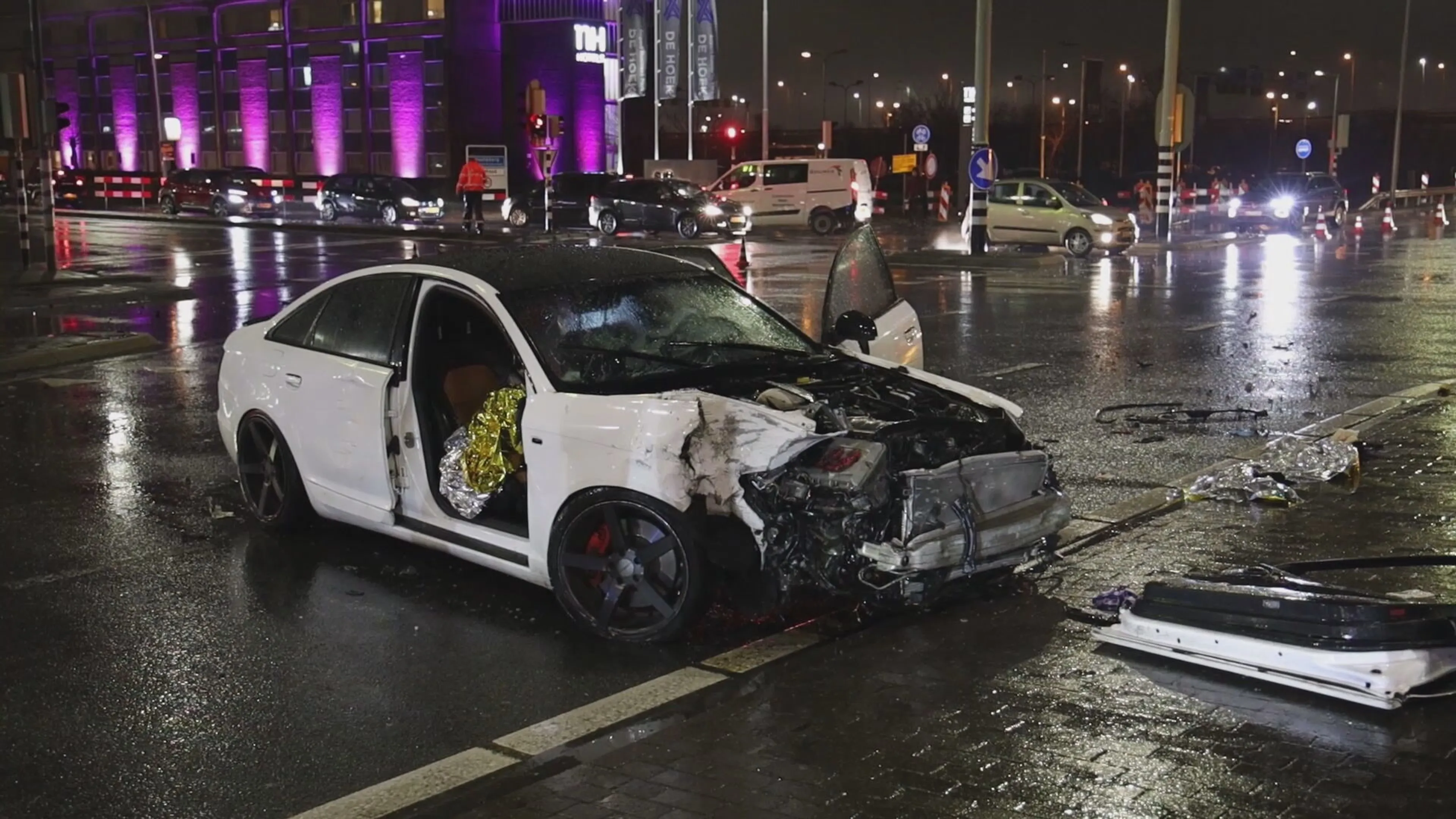 Zes gewonden door botsing tussen twee auto's in Hoofddorp