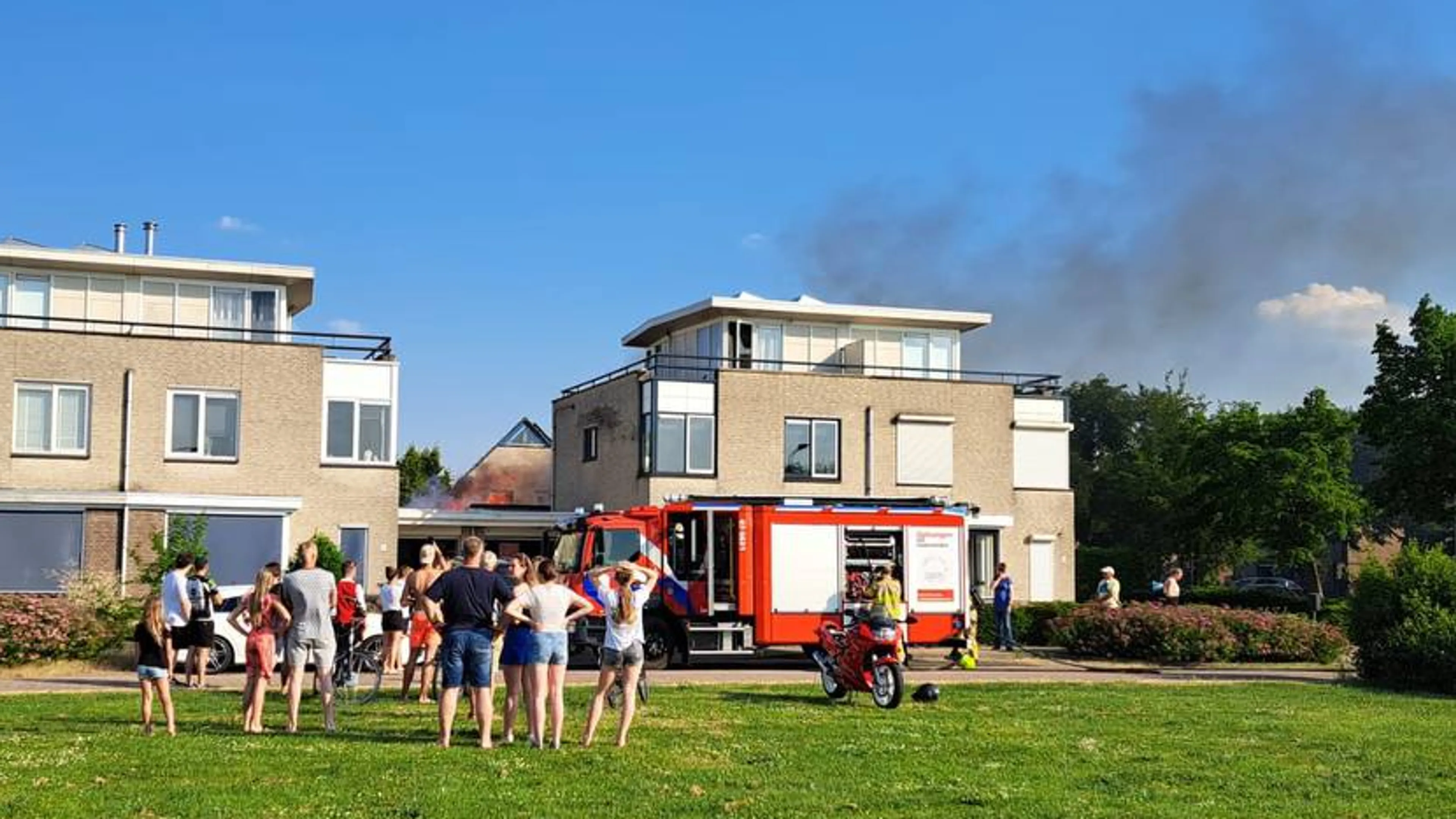 Politieagent aangevallen tijdens woningbrand in Duiven