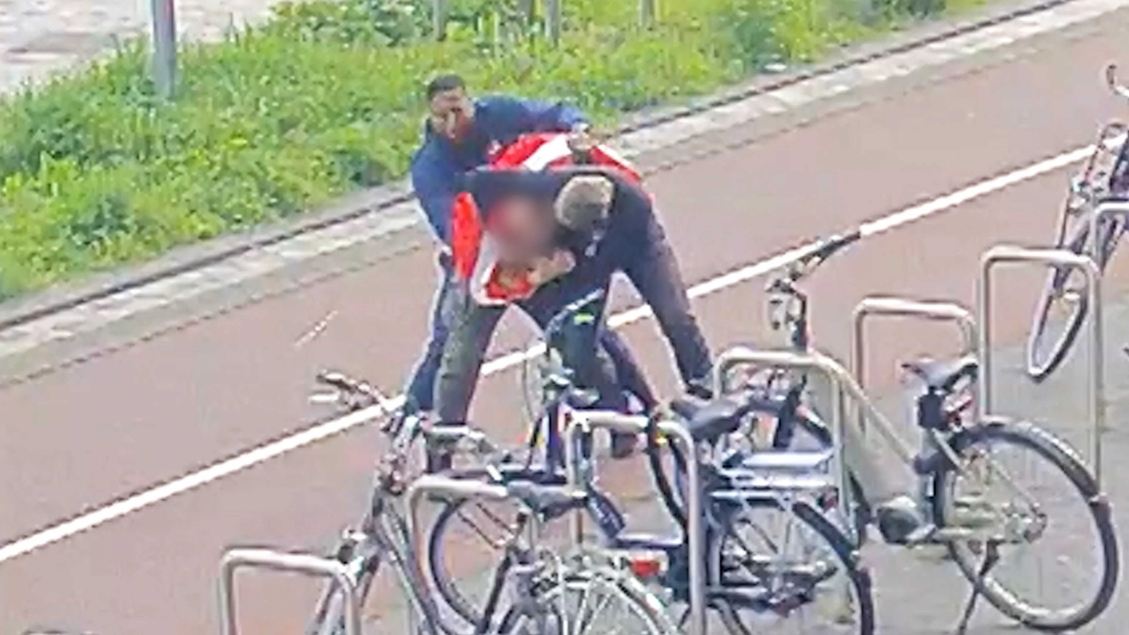 Vader in elkaar geslagen in Den Haag, kinderen kijken huilend toe