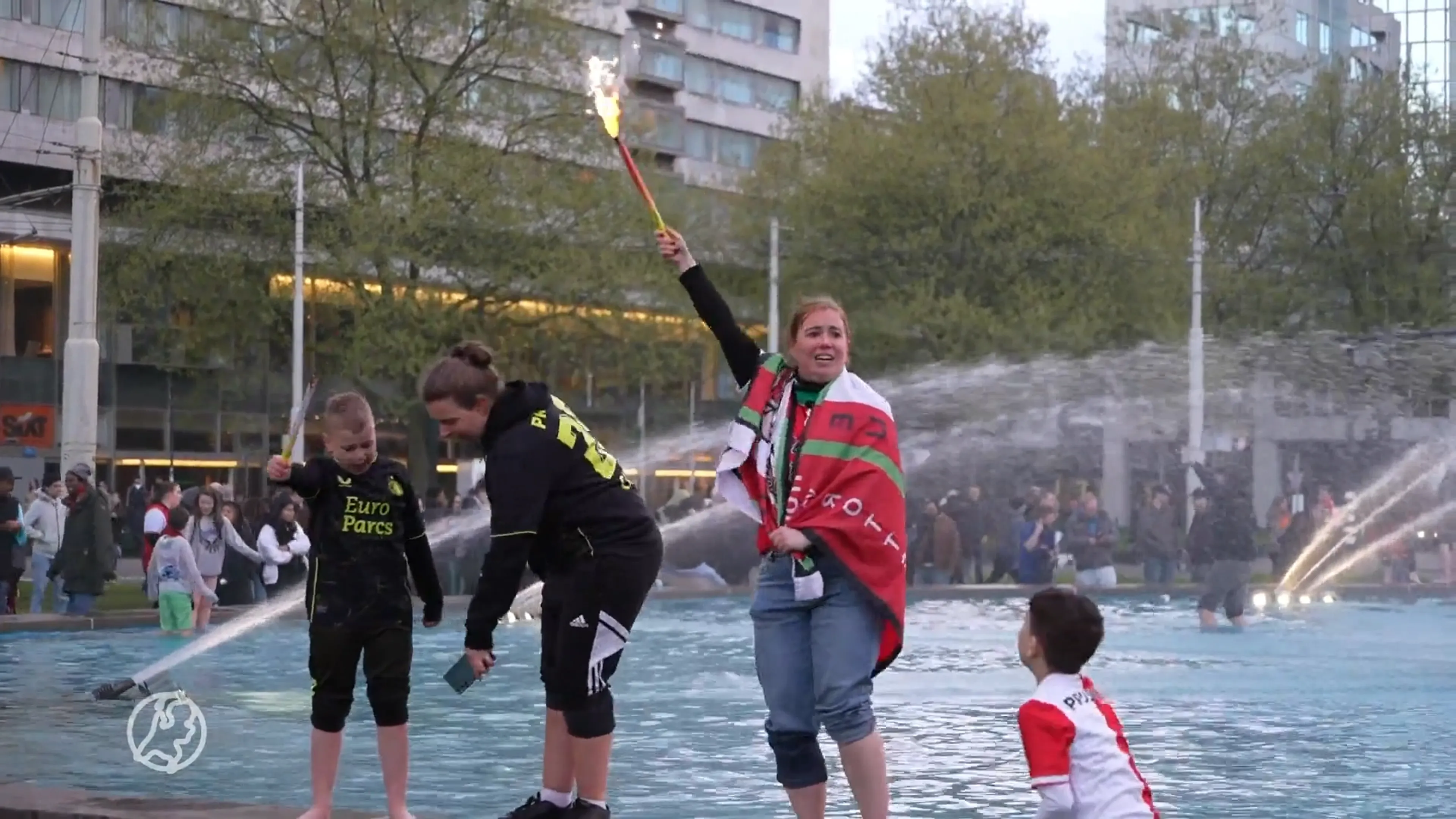 Feestvierende Feyenoord-supporters duiken Hofpleinfontein in na bekerwinst