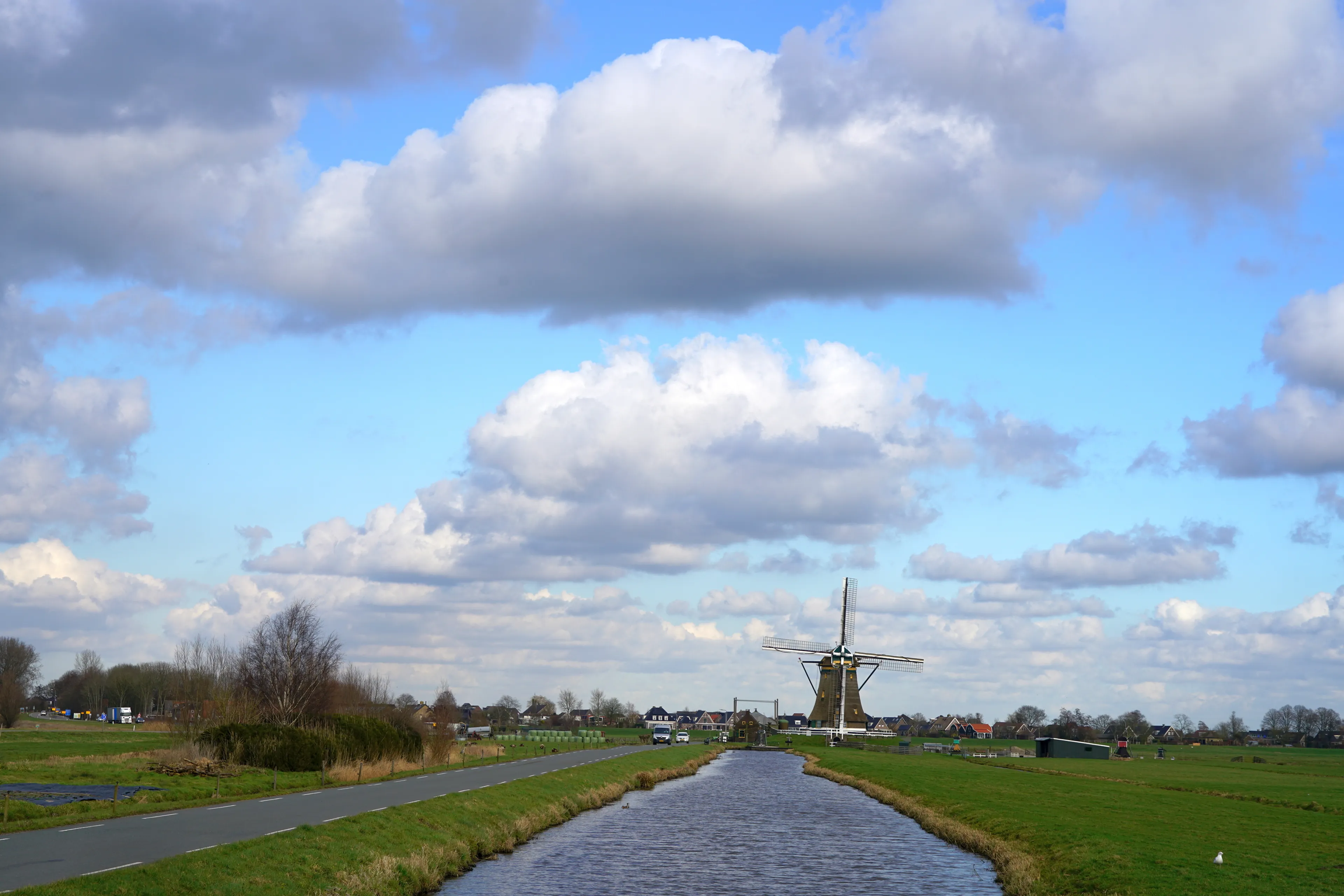 Zondag verloopt fris met zon, wolken en kans op een bui