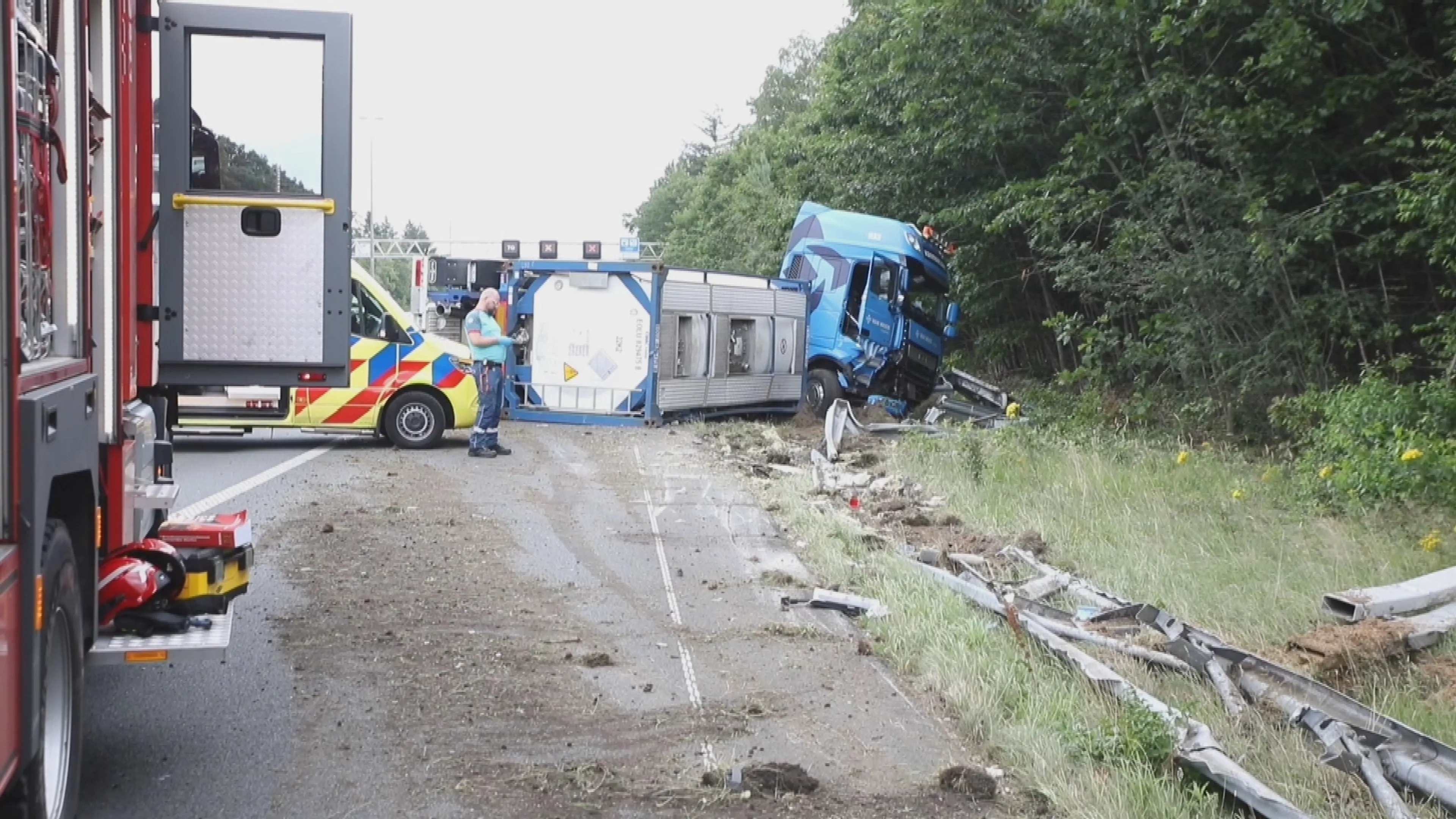 Verkeer kan weer over A50 na urenlange afsluiting door gekantelde vrachtwagen